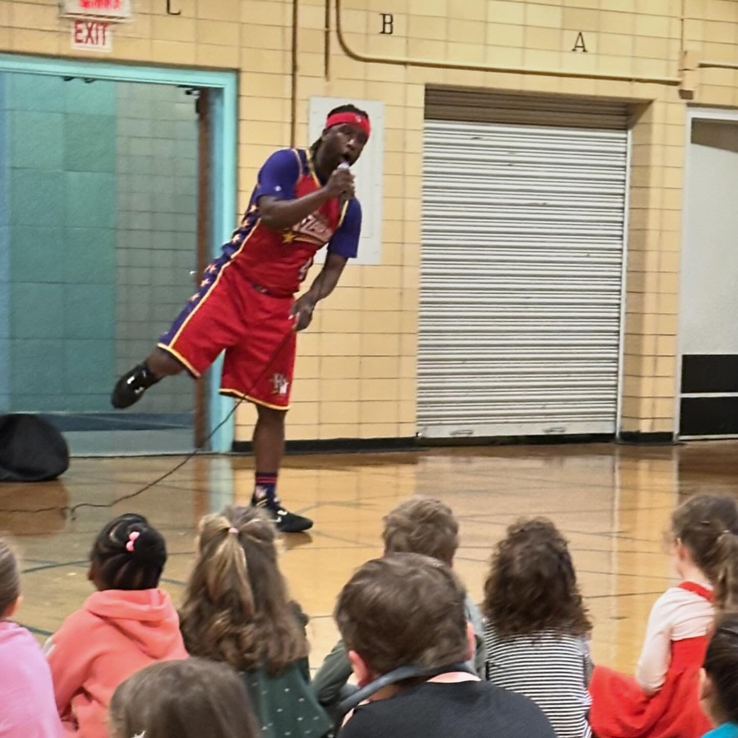 Thanks to the Harlem Wizards to visiting us today. Everyone had a blast! 🏀 #ps32brooklyn #oneschoolonefamily 💙💛 @worldfamousharlemwizards
