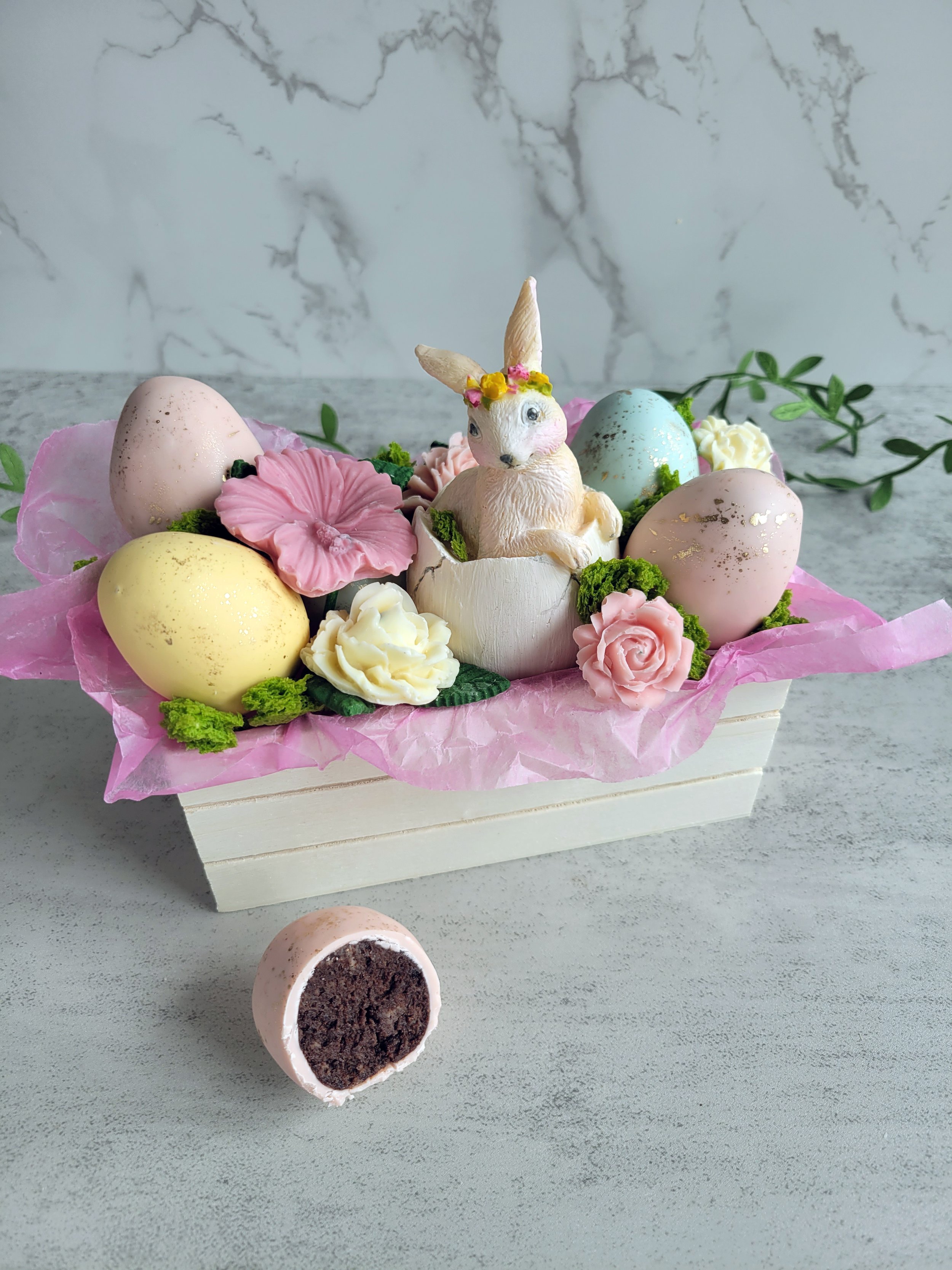Handcrafted Easter Gift Box (White chocolate & cake pops)