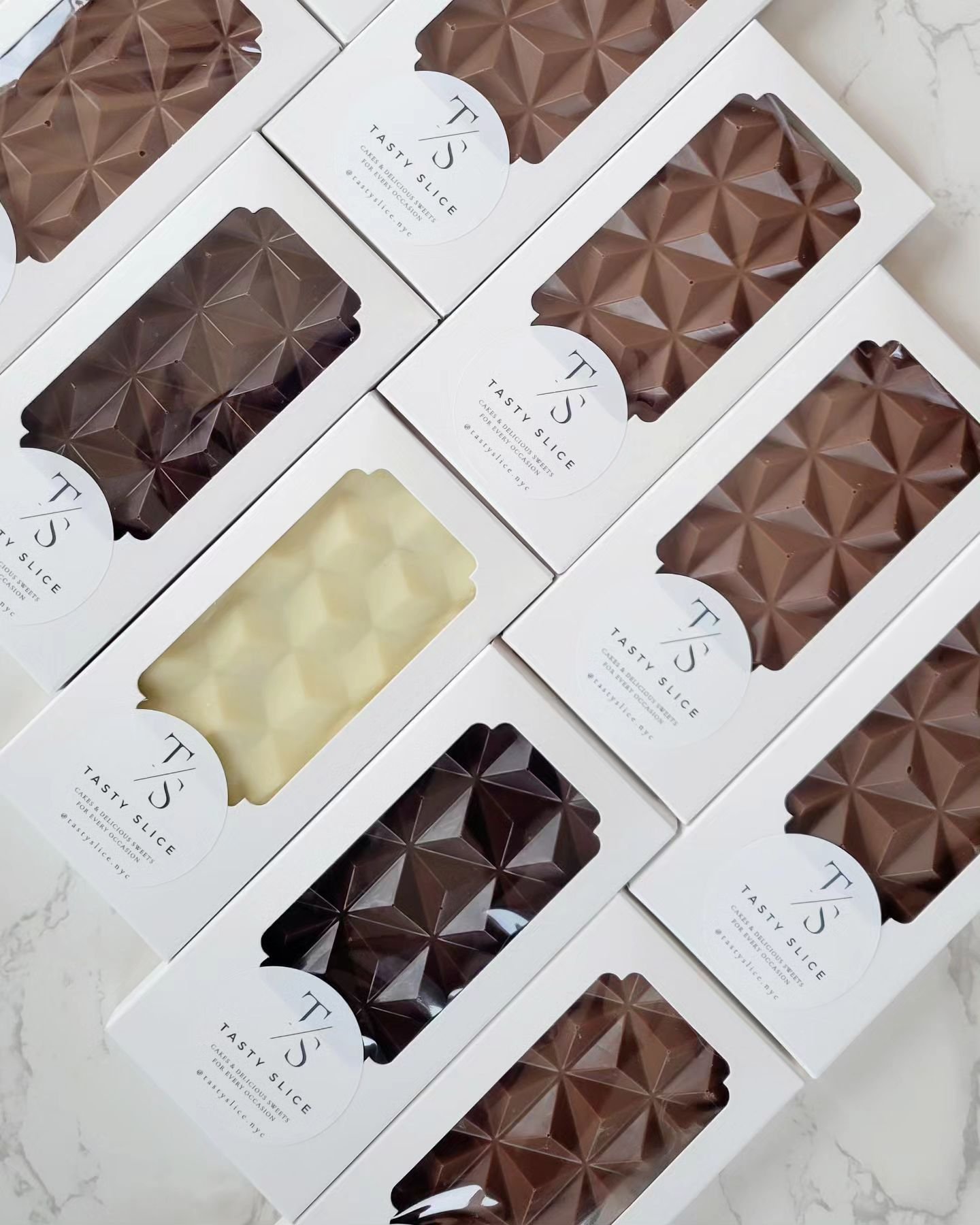 Dubai chocolate offers a luxurious blend of rich flavors and premium ingredients ✔️Available in dark, milk, and white varieties, each piece is crafted with fine Belgian chocolate. Inside, you'll find crispy kataifi fillo, adding a delicate crunch, al