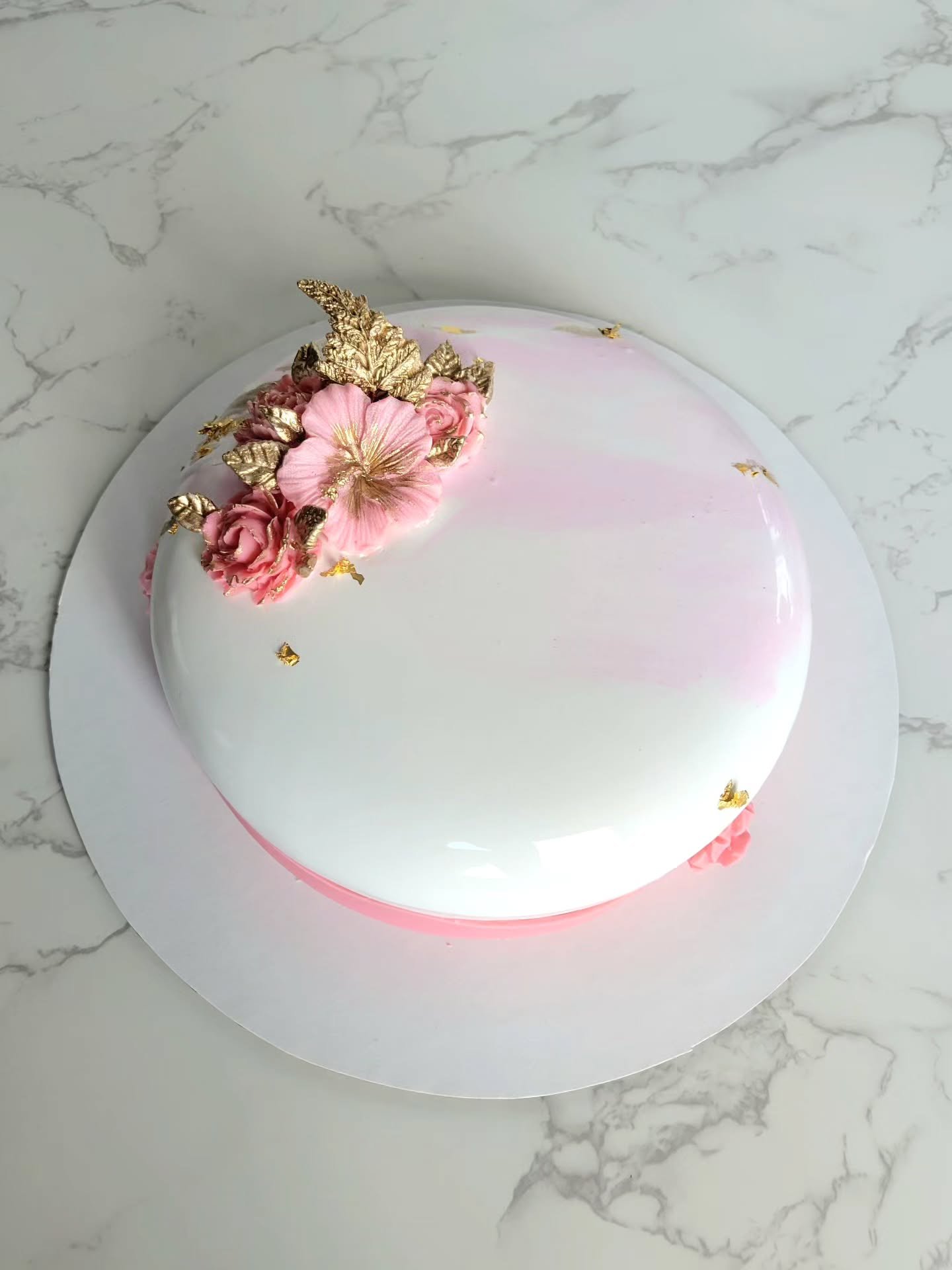 Minimalistic mousse cake with mirror glaze and chocolate flowers 🌺