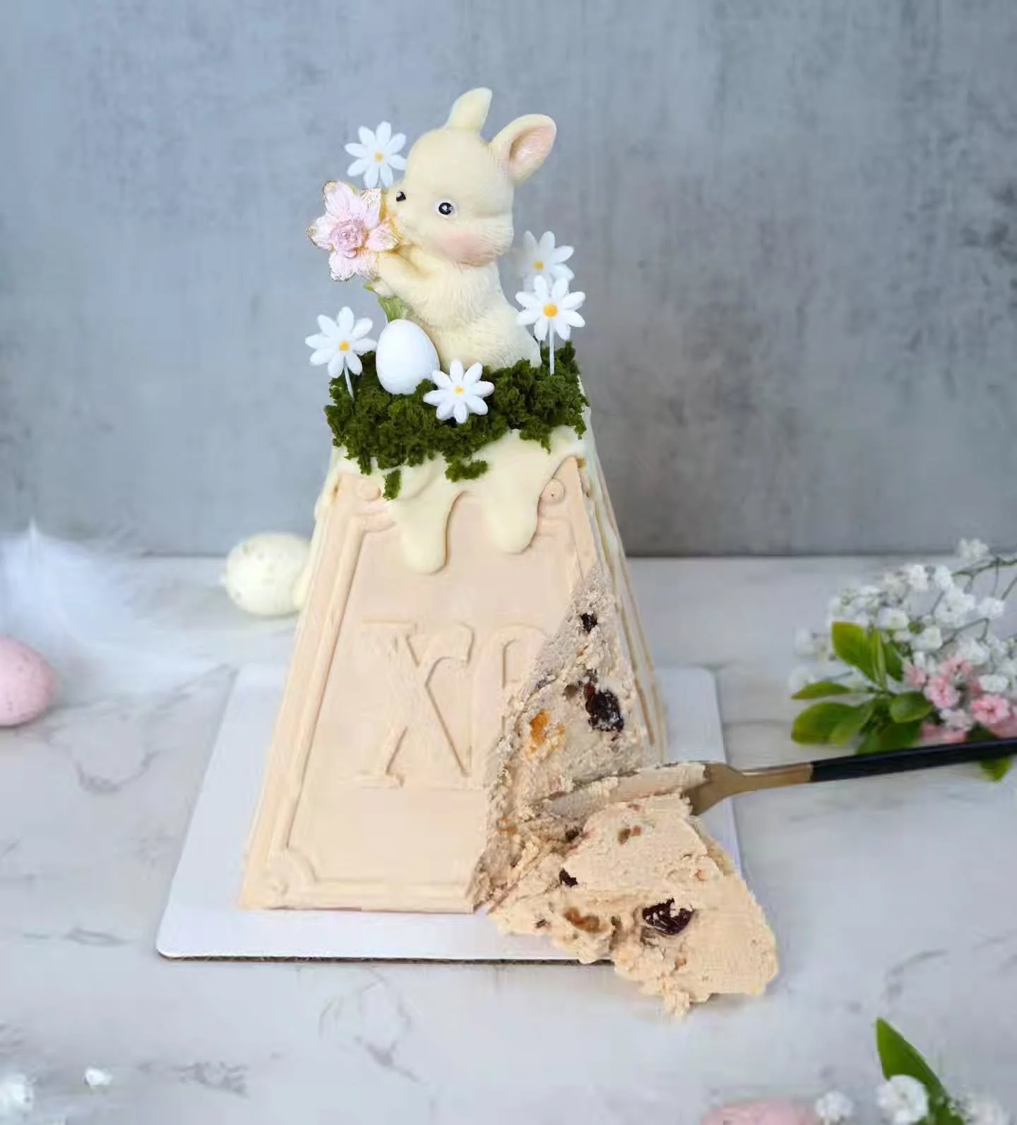 Caramel Farmer Cheese Paska with dried berries and nuts &mdash; A modern twist on the classic Easter dessert 🥕🐇. Velvety farmer cheese blended with rich caramel and mixed with berries and crunchy nuts🌰🍓. Sweet, creamy, and perfectly balanced &mda