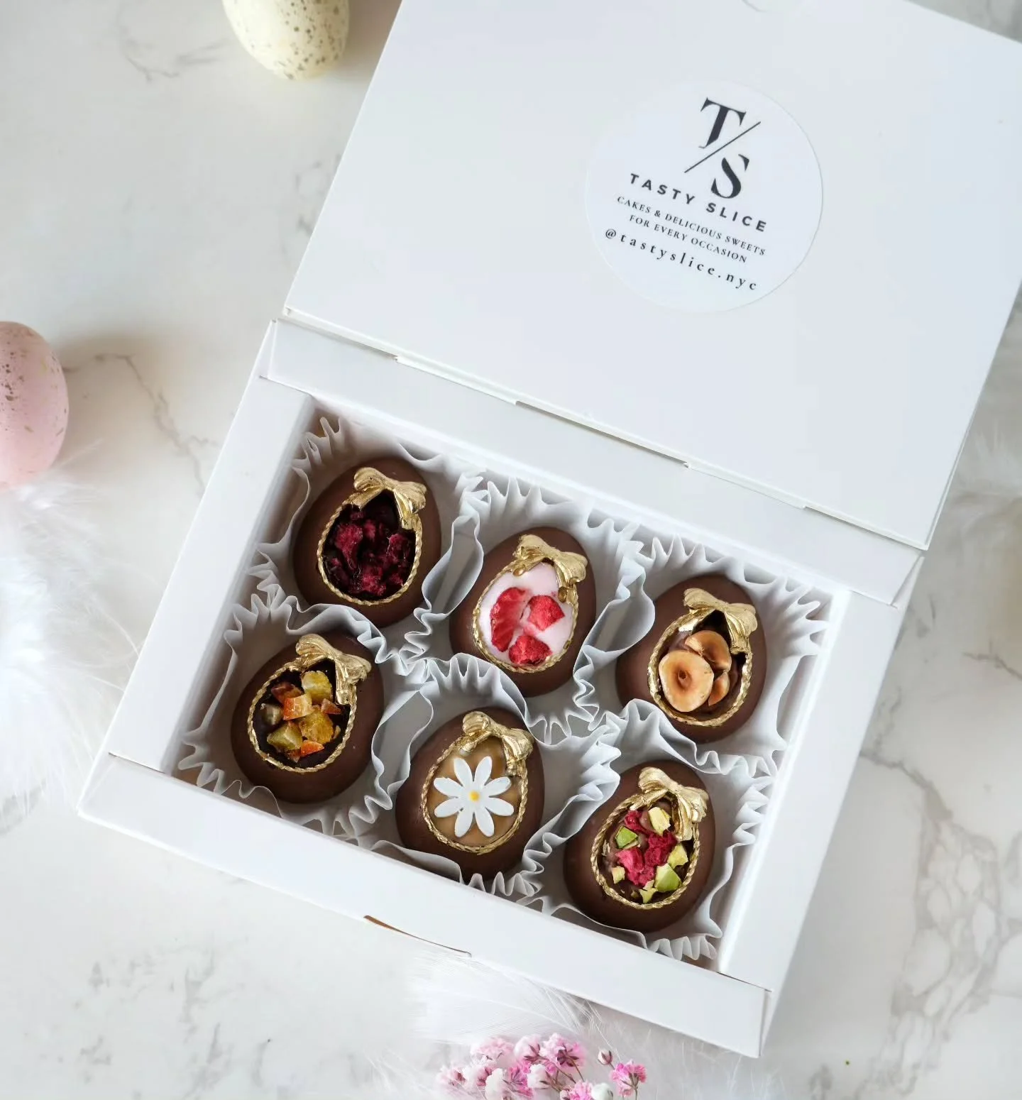 Baroque Easter Eggs Chocolate collection 🥚 🐇
A refined Easter chocolate box for those who love the classic, true taste of chocolate. Each elegant egg is crafted from smooth milk chocolate with delicate golden details and filled with timeless flavor