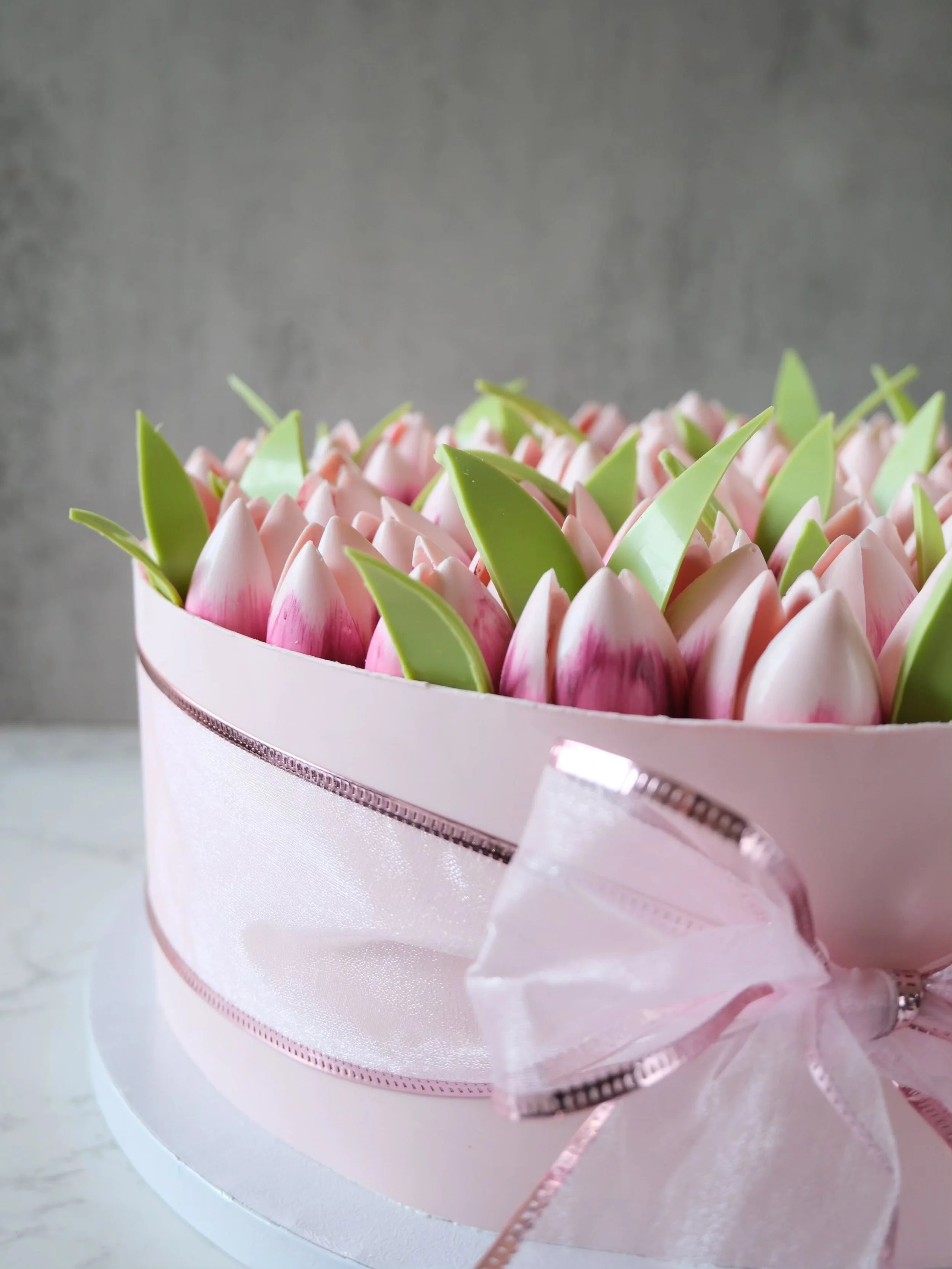 Our bestseller ✨️ chocolate tulips cake ✨️ DM to customize the color