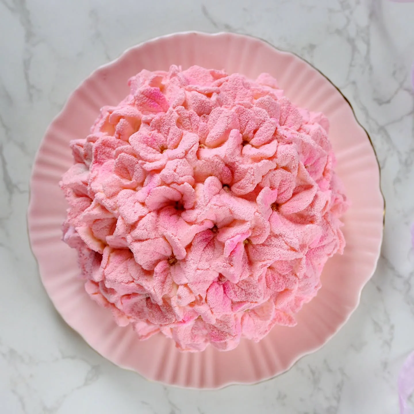 Customize your cake in your mom&rsquo;s favorite color &mdash; a personal touch she&rsquo;ll truly appreciate 🌸
💕Flavors:
&bull; Lime mousse with passionfruit confit &amp; mango
&bull; Coconut mousse with passionfruit confit &amp; mango
&bull; Stra