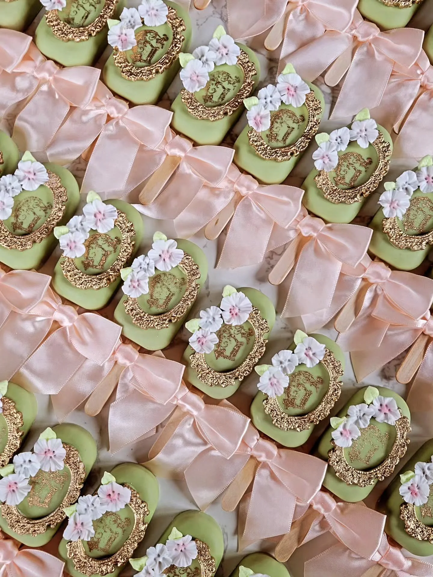 Sweet little details for the most elegant celebrations 🎀✨
Custom cake popsicles personalized with a gold monogram &mdash; because luxury is all about the details.

These couture-style dessert pops are perfect for birthdays, baby showers, baptisms, b