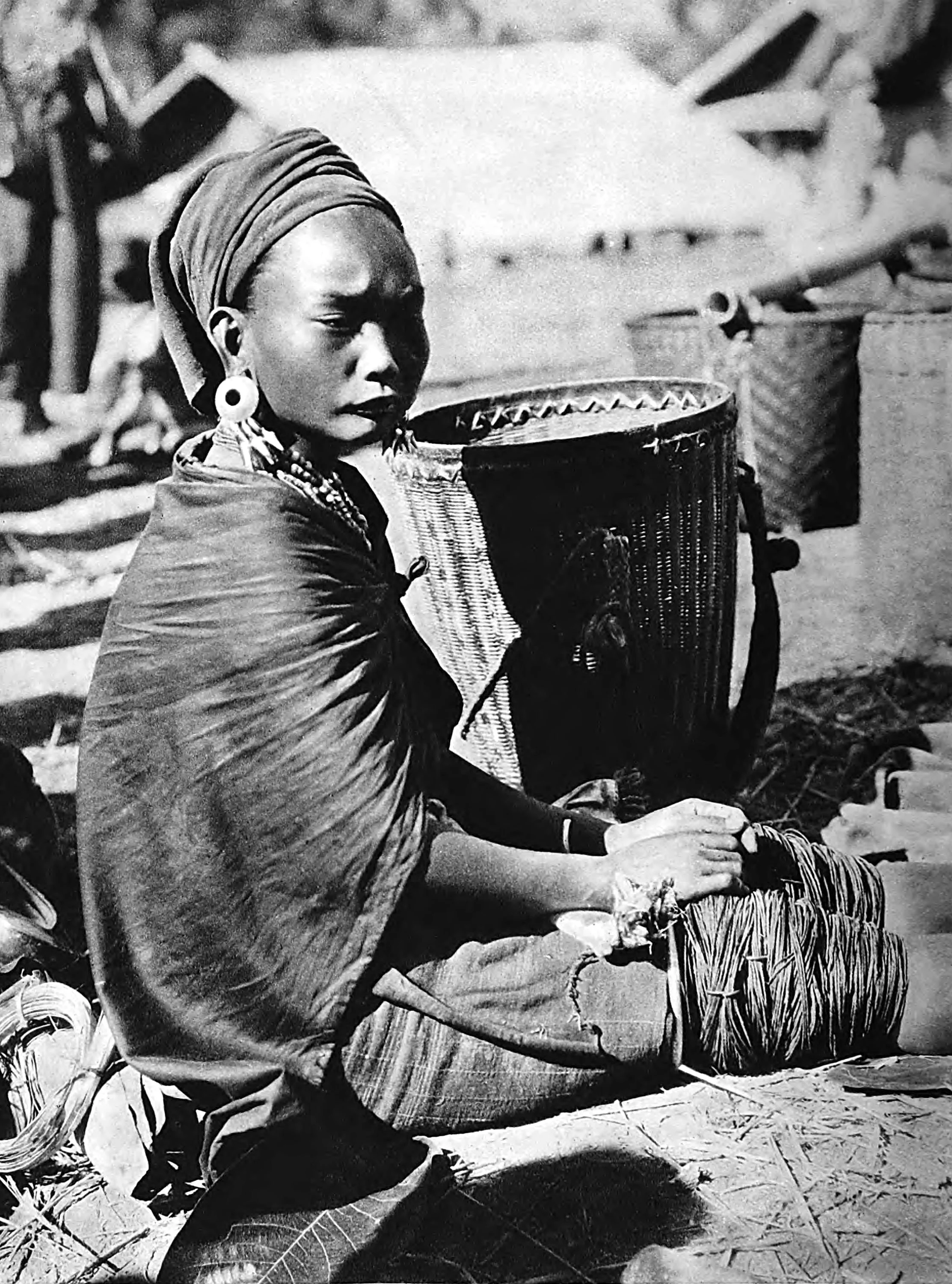 Karenni girls at the market