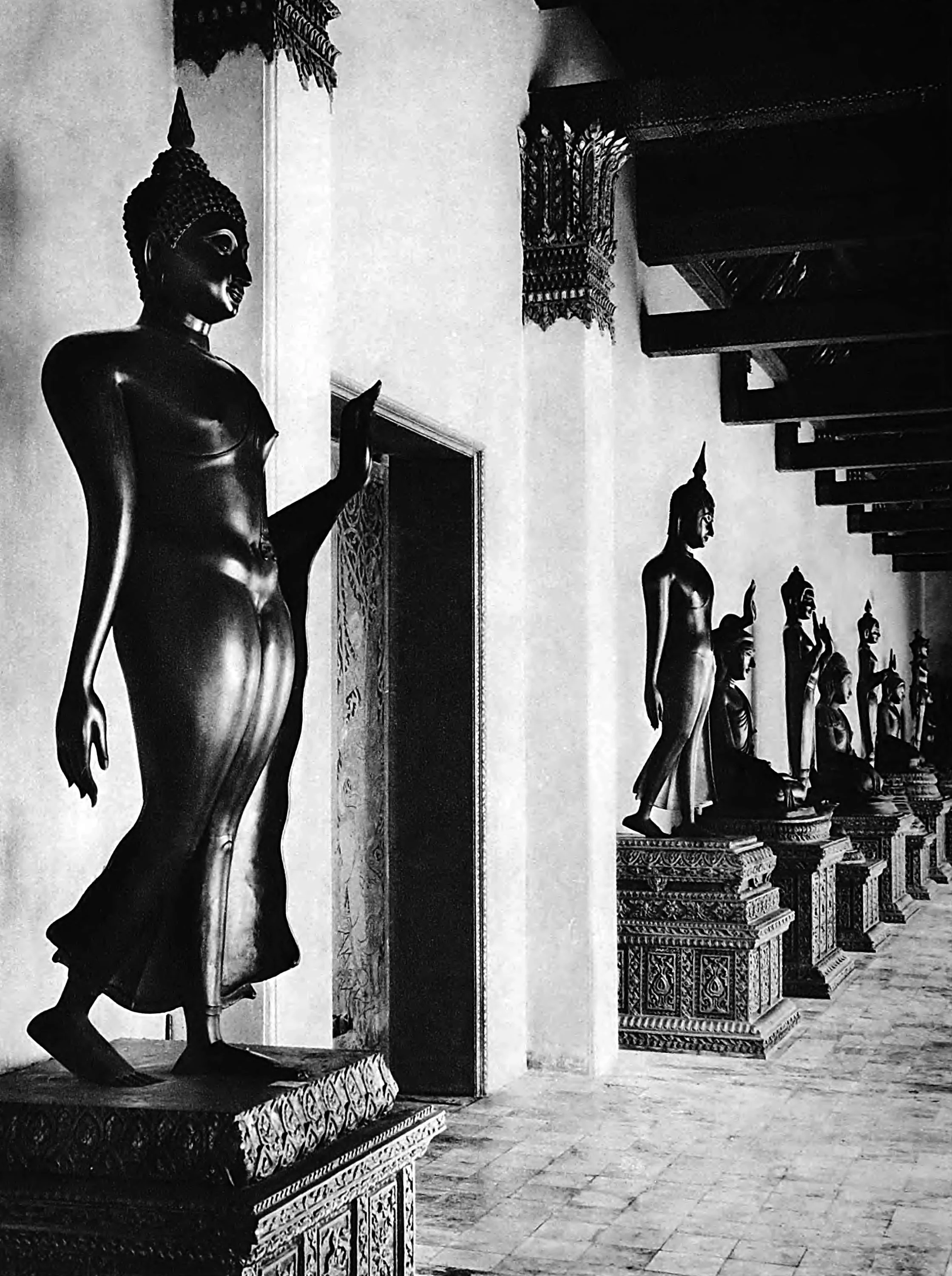Bangkok, Statues in Wat Benchamabopit