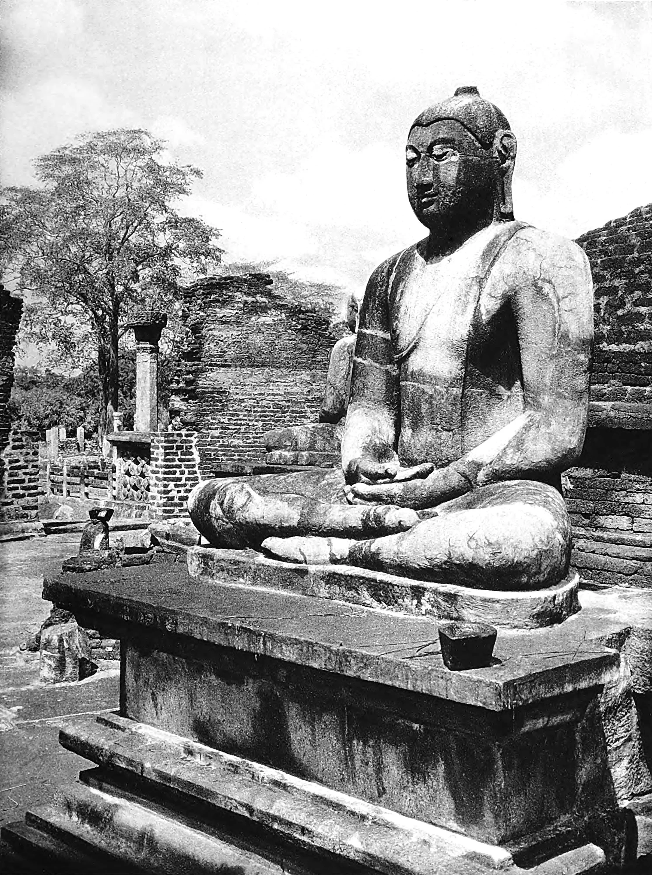 Buddha statue on Wata Dagoba