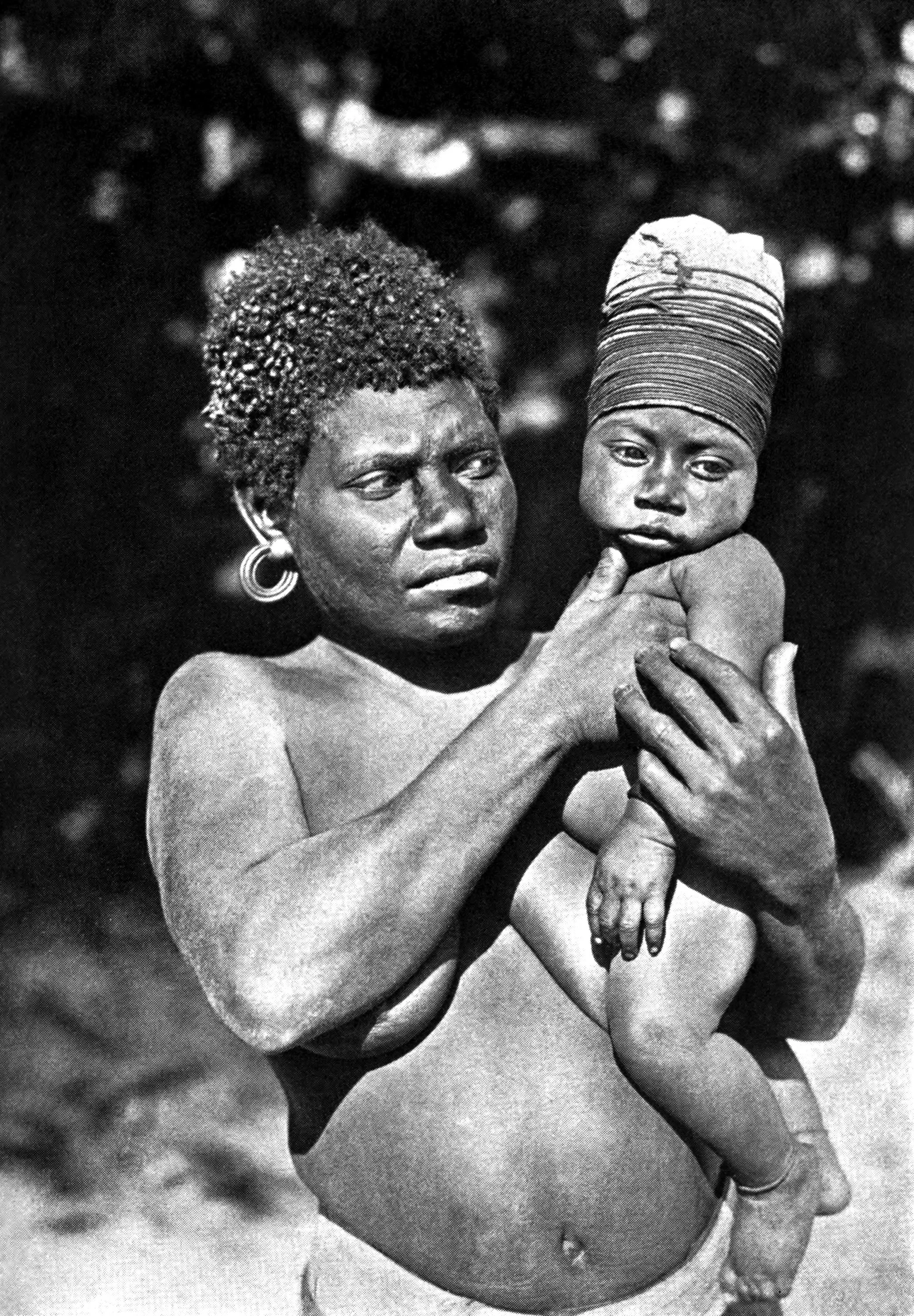 Woman and Child of the Long-Heads, Tomman