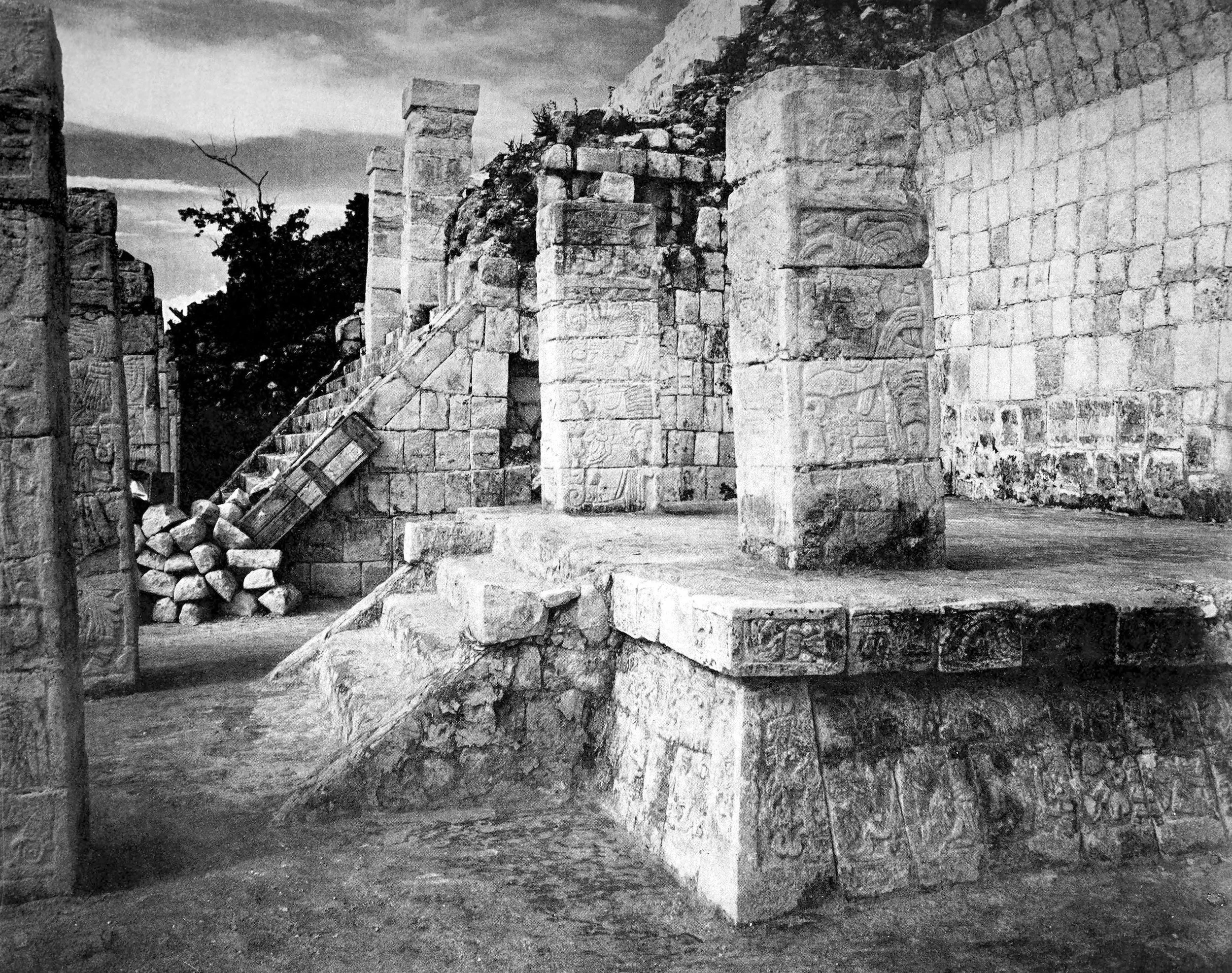 Sculptured Dais, Northwest Colonnade