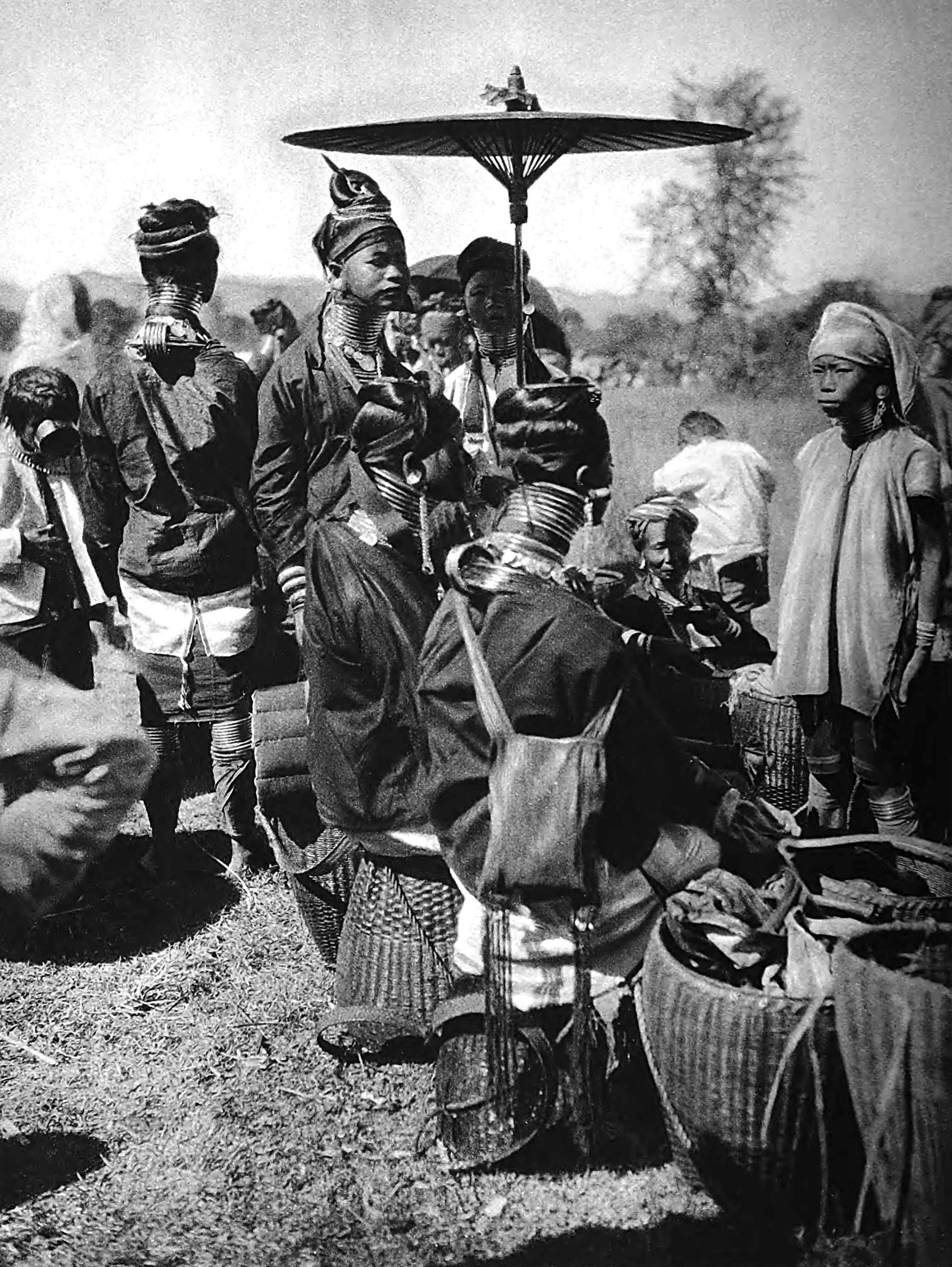 Padaung women at the Market (Pekong)