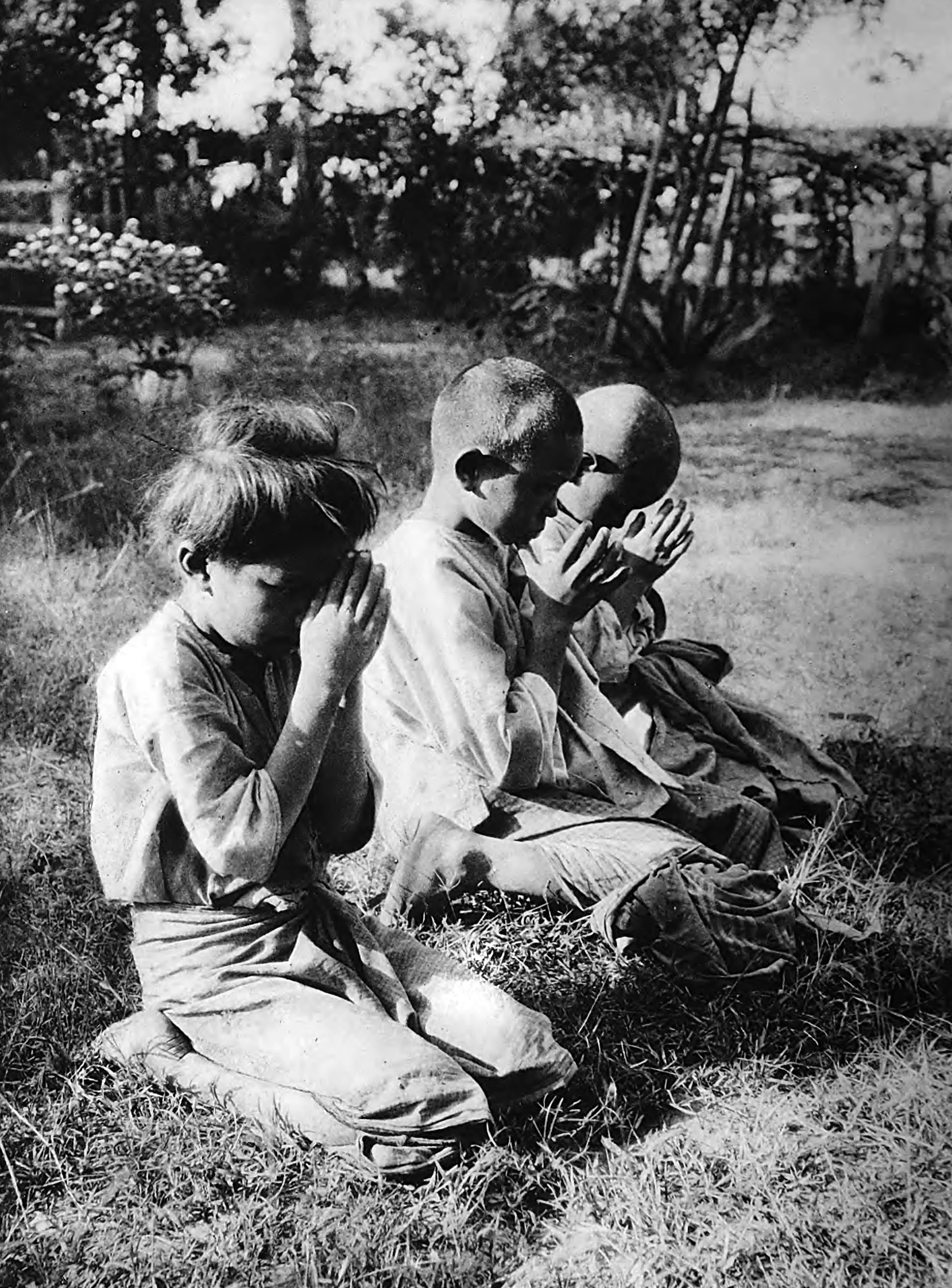 Children praying before the pagoda
