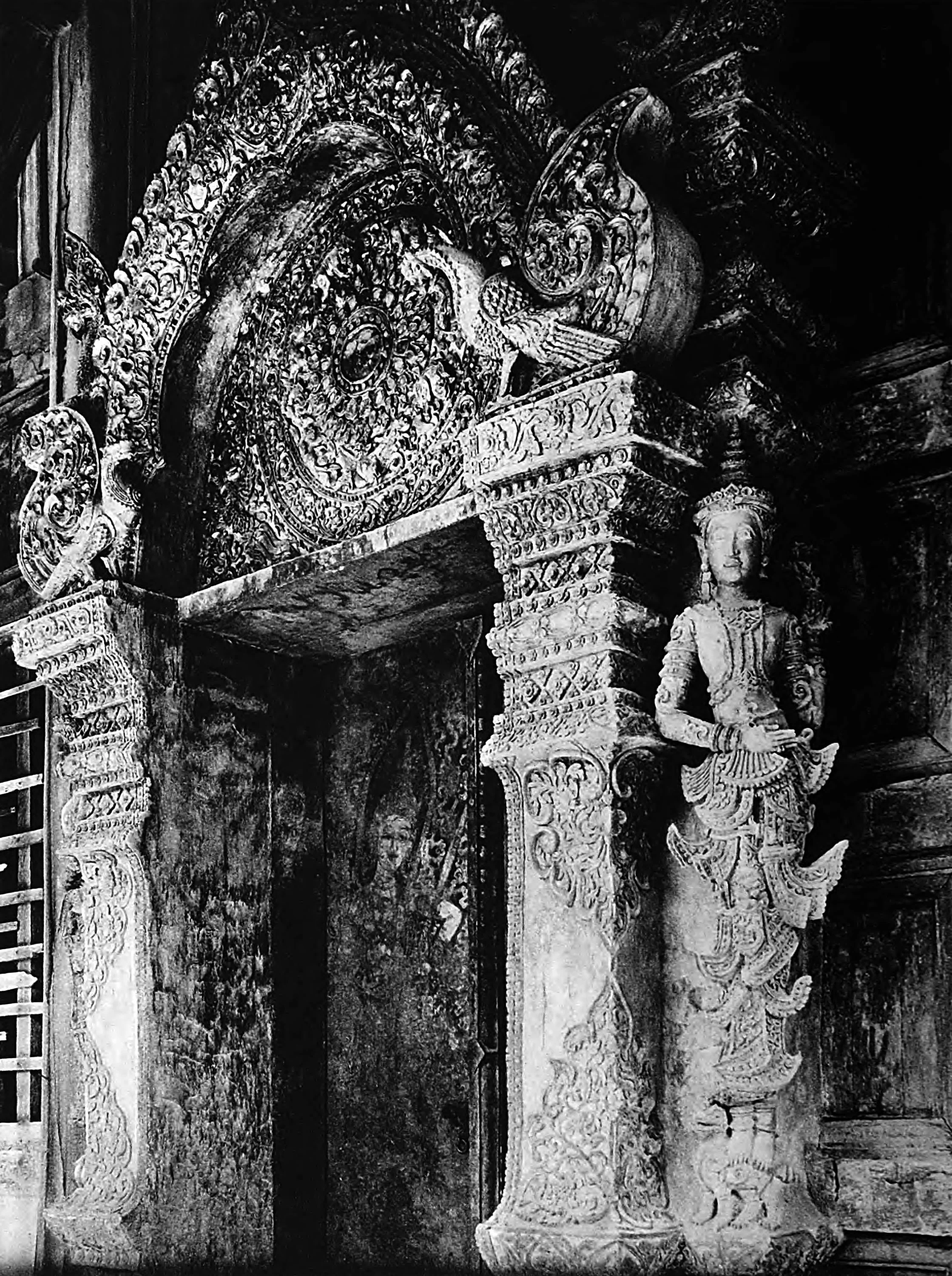 Chiengmai, Carvings on a temple portico