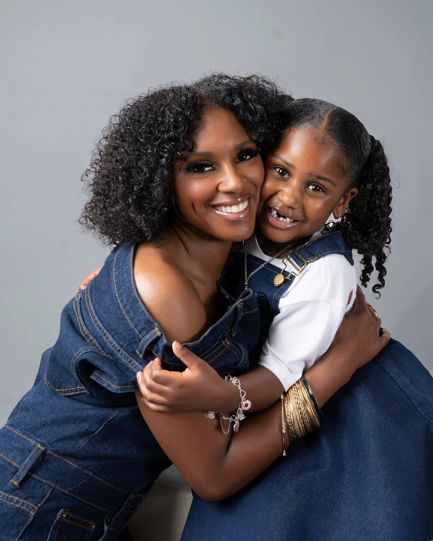 🌸 Moms, this one is for you.
Not the version of you that&rsquo;s organizing everything&hellip; but the version of you they run to.
The one they hold onto. The one they&rsquo;ll remember.
&bull;
This Mother&rsquo;s Day, step into the frame.
Modern Mo