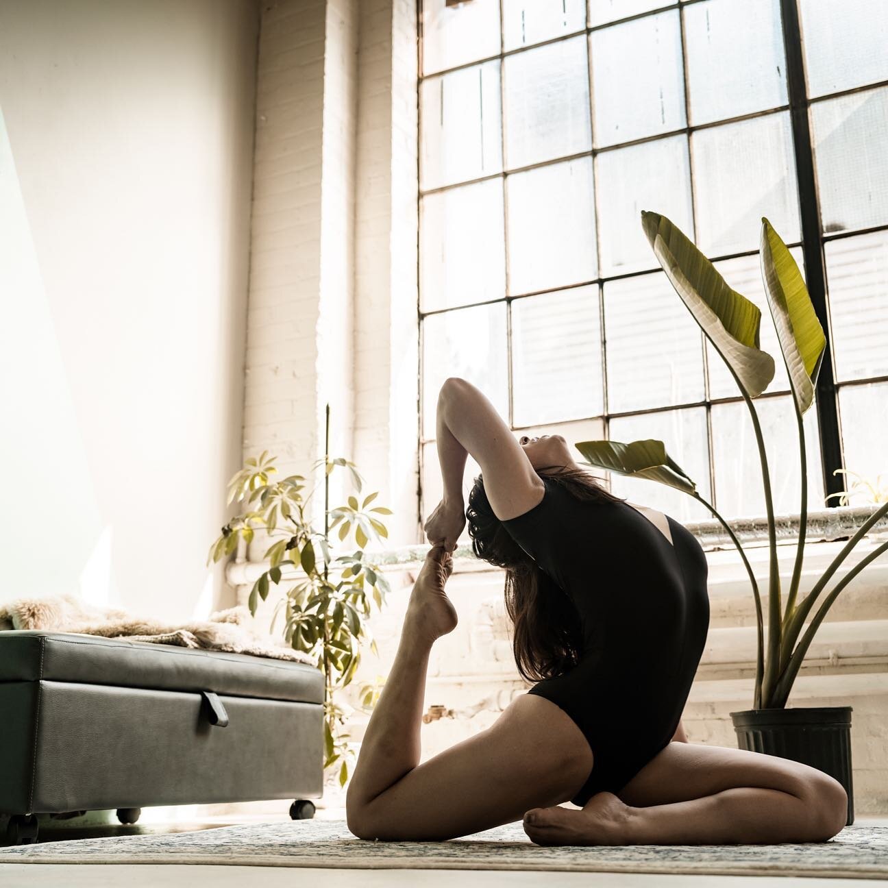 Bend. Don&rsquo;t break 🤍🧘🏻&zwj;♀️

📸 @fotografiainc
📍 @dancingincircles_studio