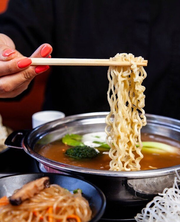 Can't have the full experience at #shabuya without a noodle pull! 🍜 Cook it just the way you want it 😁⁠
.⁠
.⁠
.⁠
.⁠
.⁠
#lunch #dinner #hungry #meatandveggies #nomnom #foodblogger #EEEEEATS #buzzfeedfoods #dumplings #ayce #foodiefeature #foooodieee 