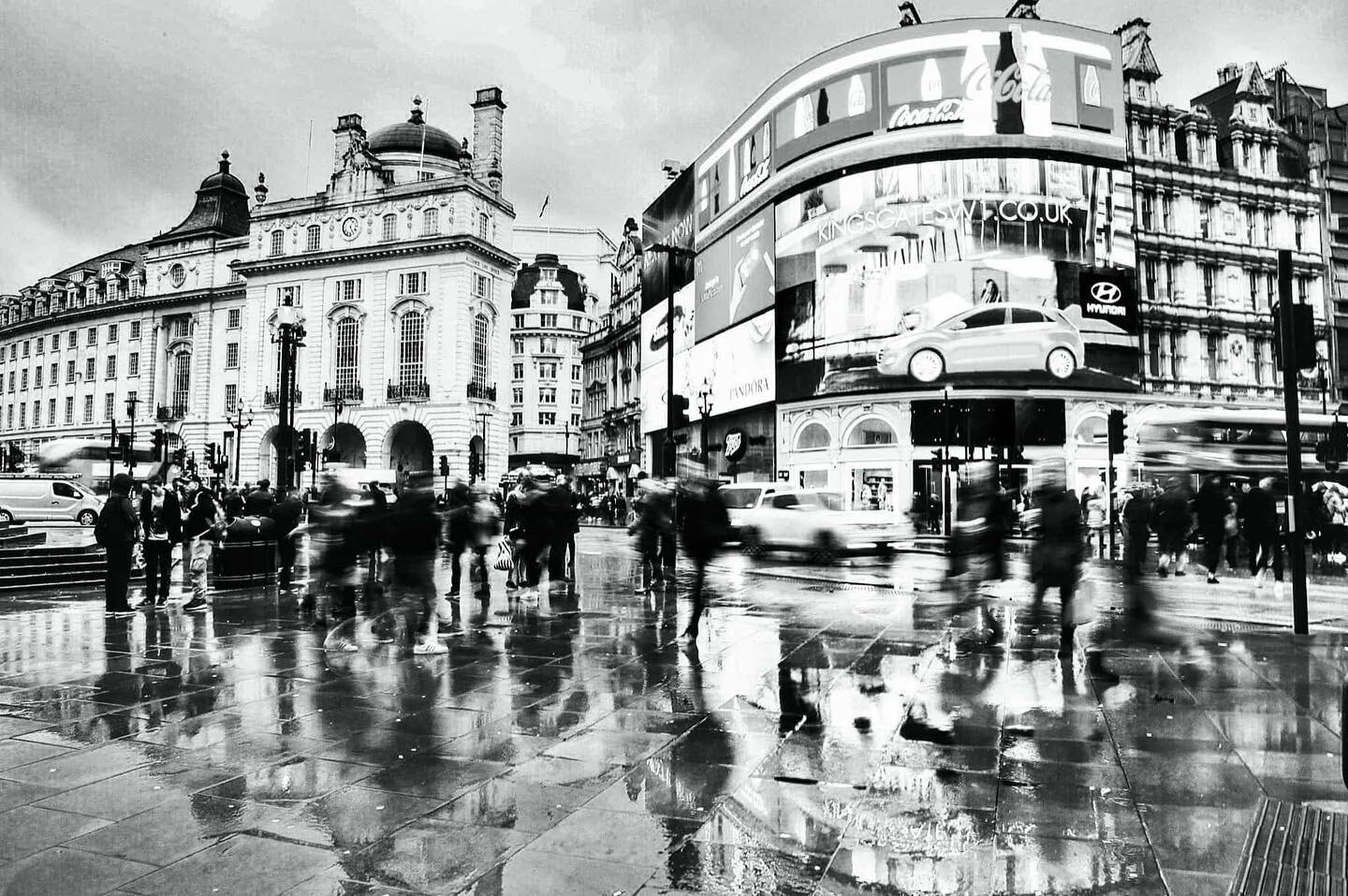 Piccadilly Circus #london #londonlife #londoncity #piccadilly #piccadillycircus #londonview #london🇬🇧 #londonphotography #londonphoto #londonphotographer #londonarchitecture #architecturelondon #blackandwhitephotography #bwphoto #bwphotograpy #rain