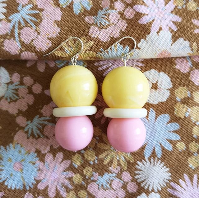 MEGA YELLOW ✷ Chunky in all the right places. This one is slightly more weighty than most, only because that yellow marbelled bead is the largest I have. But still nice and light on the ear. I love this yellow, cream and pink together! Now online :)