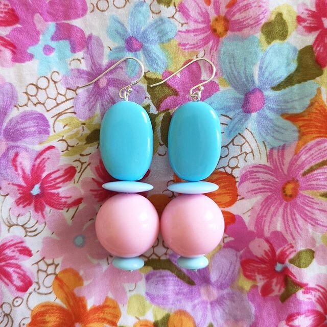 PASTEL PEBBLES ✷ Pink and blue pastels together are a nice match, don't you think? The top blue beads are a pebble type bead, wide one way - and slender the other. Online now :)