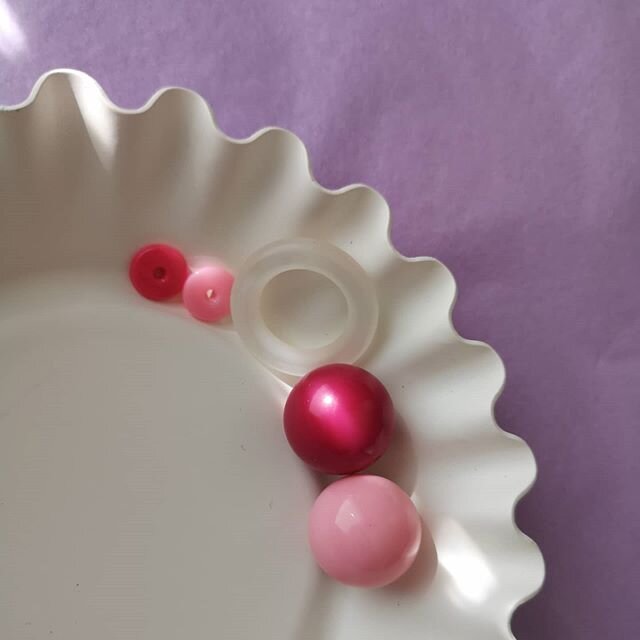 PEARLS ✷ This little image makes me think of finding a pearl.
These five beads are just so right together - bubblegum balls, tiny spacers and a frosted hoop.