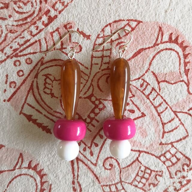 HONEY GUM DROPS ✷ A dark caramel-honey marble teardrop with a touch of magenta pink and crisp pearl white. Great with a pink or green outfit.