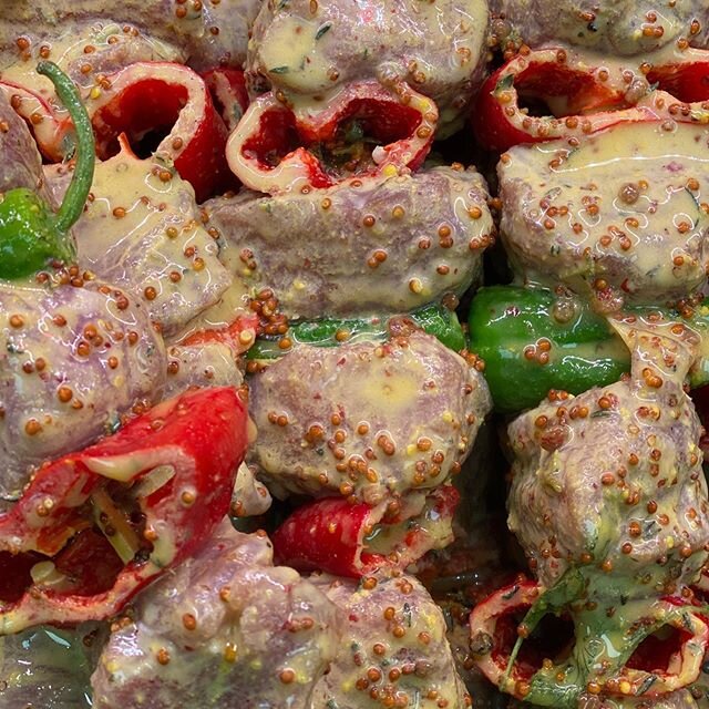 Marinaded Pork kebabs with padron peppers, red peppers honey and mustard - grill these bad boys and the clouds will part and the sun will shine bright! ☀️ ⁣
#weekendfood ⁣
#staysafeeveryone ⁣
⁣
⁣
⁣
⁣
⁣
⁣
⁣
#kebabs #porkkebabs #bbqready #summerready #