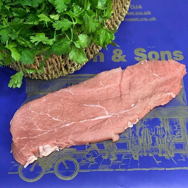 What is the best way to cook veal? Tender thin veal escalopes like this, are in and out of the pan in less than 5 minutes, fry in butter and afterwards deglaze with wine to make a sauce and add fresh herbs to pep up the flavour. 😋⁣
#staysafeoutthere