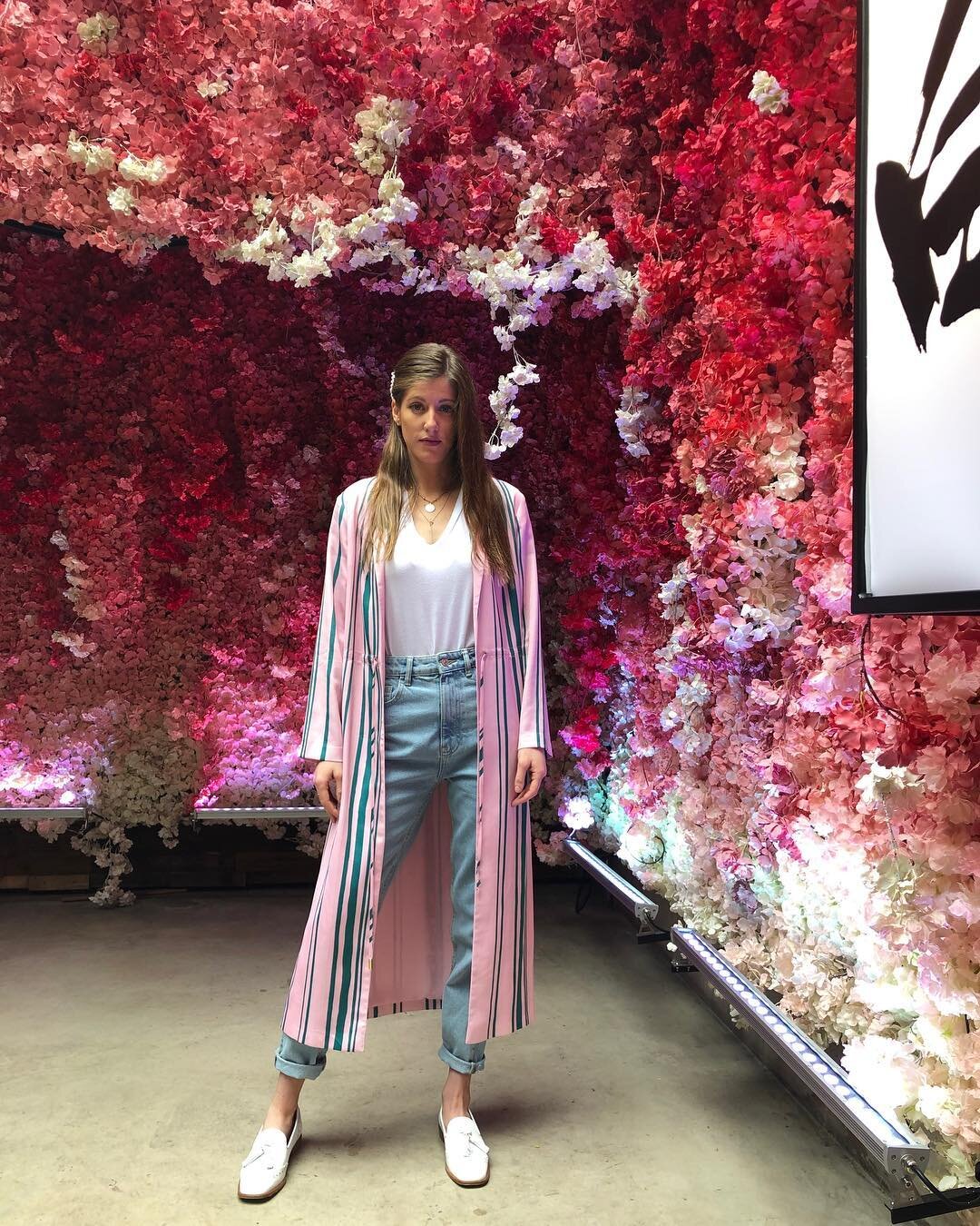 Hello lovely.
.
.
.
.
.
.
.
#outfitoftheday #streetstyle #travel #london #stuartweitzmanshoes #flowerwall