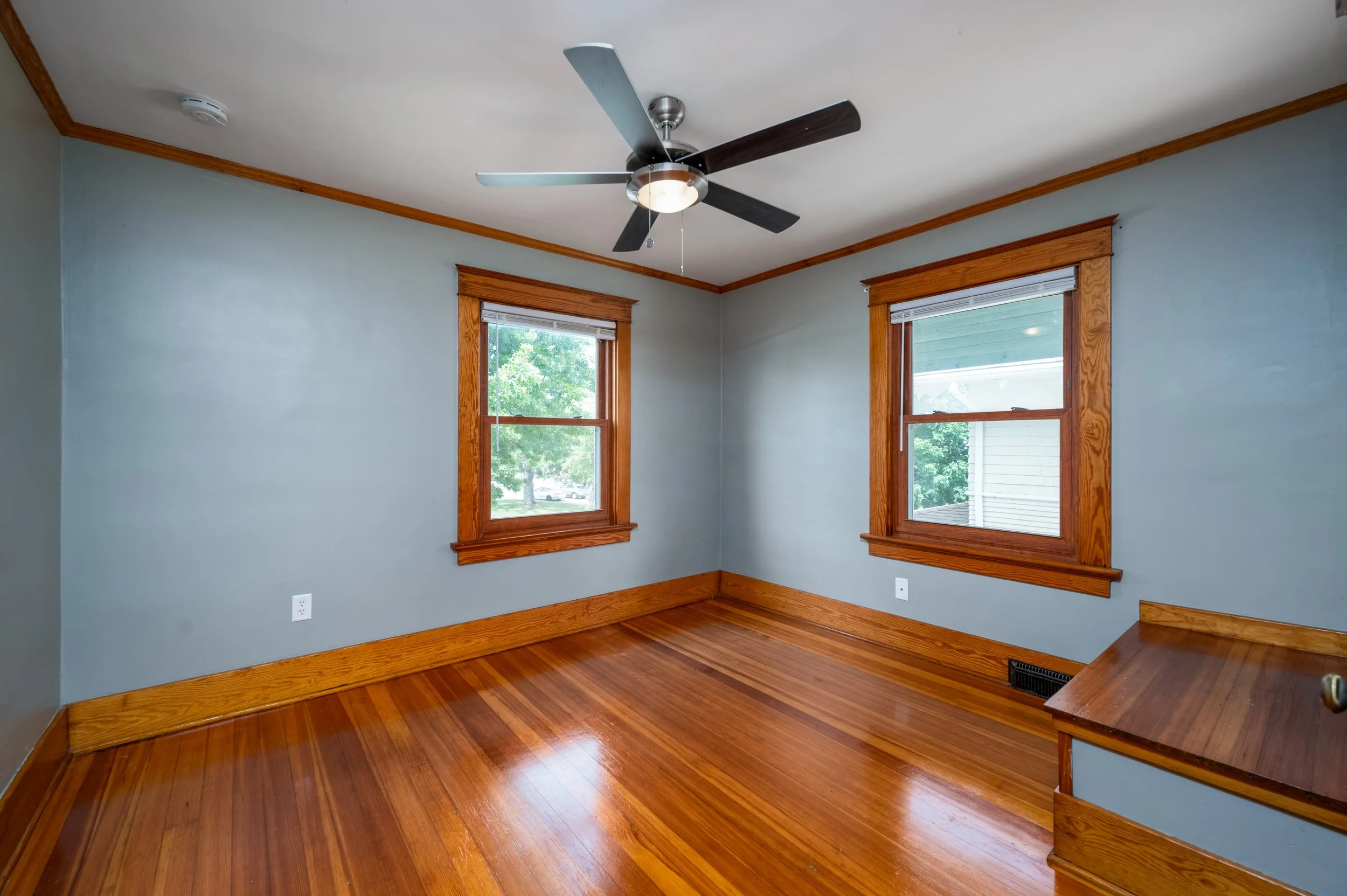 1327 3rd Ave SW - Interior 12.jpg