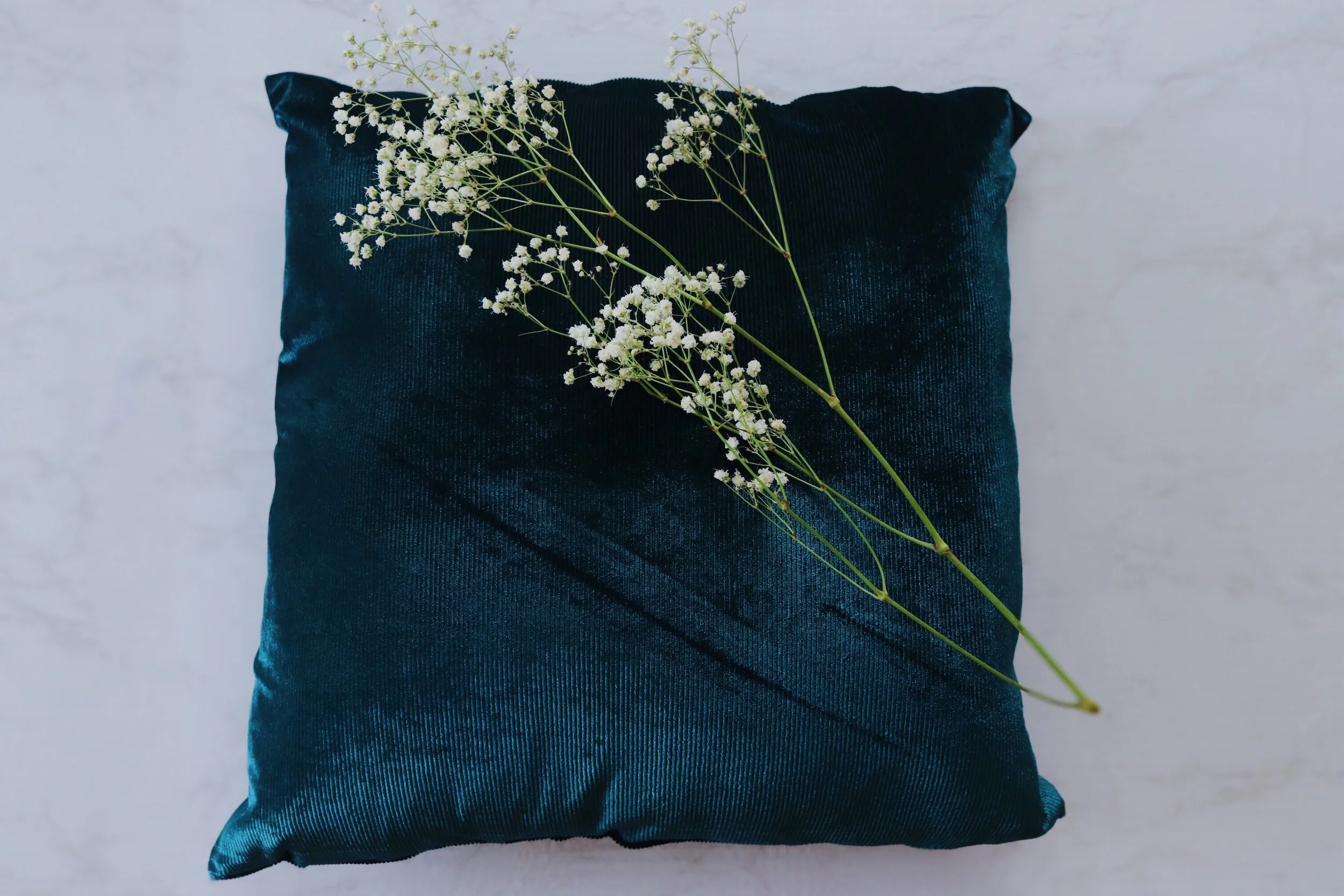 How to make a no-sew velvet pillow