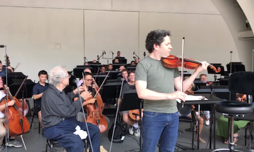 Perlman and Dudamel switching roles in a rehearsal at the Hollywood Bowl (Photo credit: Los Angeles Philharmonic)