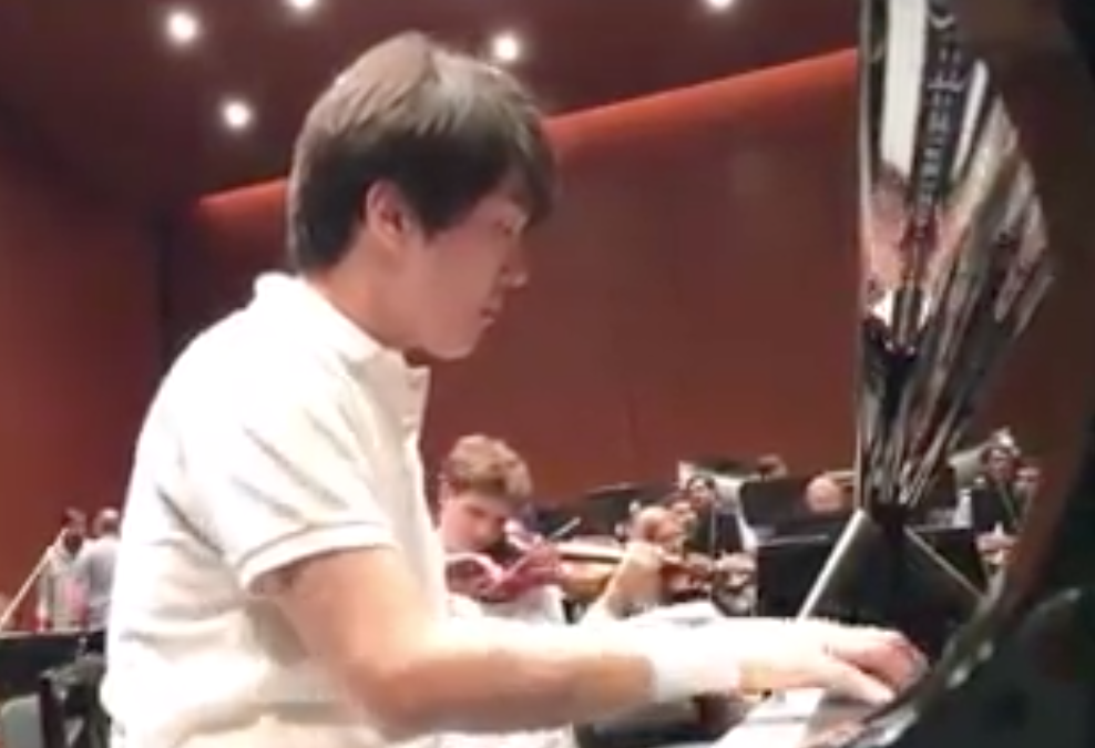 Seong-Jin Cho interviews while on tour in Japan (Photo Credit: Hr Sinfonieorchester)