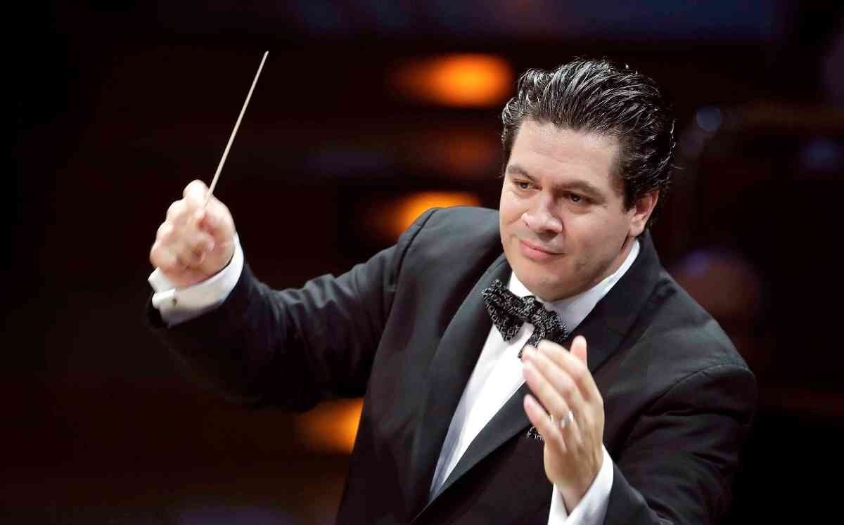Cristian Măcelaru begins his appointment as Music Director of the Orchestre National de France