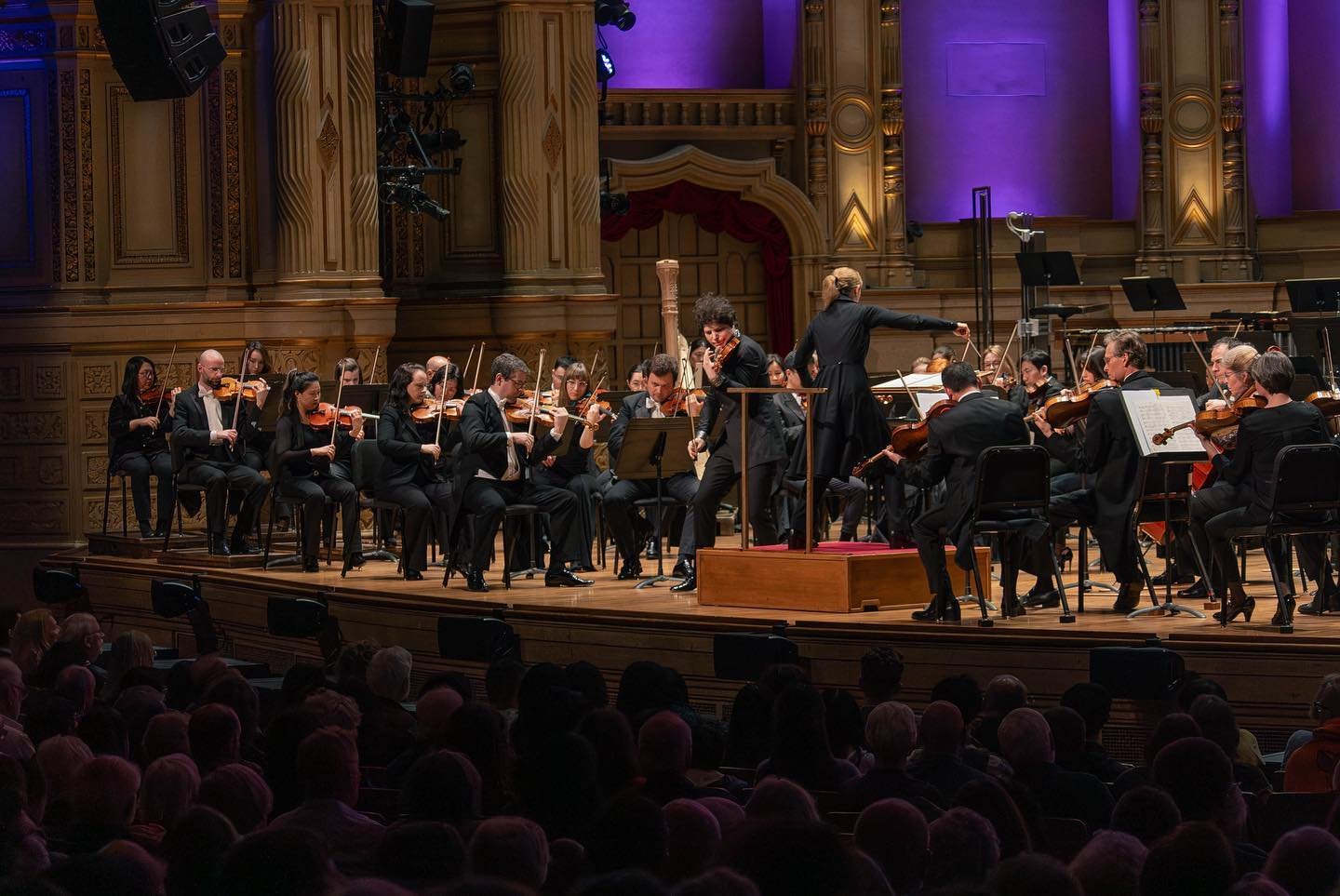 @GemmaNewMusic leading the Vancouver Symphony Orchestra @VSOrchestra on a program of Britten with @AugustinHadelich, Holst with the Elektra Women&rsquo;s Choir @ElektraYVR and @AlissaFirsova at the Orpheum @VanCivicTheatres on Friday!

📸: Vancouver 