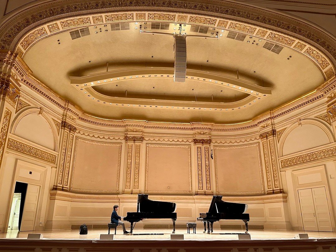 @SeongJinChoOfficial is back in New York! He returns to @CarnegieHall tomorrow for a sold-out recital at Stern Auditorium featuring works by Haydn, Ravel and Liszt!

조성진이 뉴욕에 돌아왔습니다! 그는 내일 스턴 오디토리움에서의 전석매진된 리싸이틀에서 하이든, 라벨 그리고 리스트를 연주하기위해 카네기홀로 돌아옵니다!