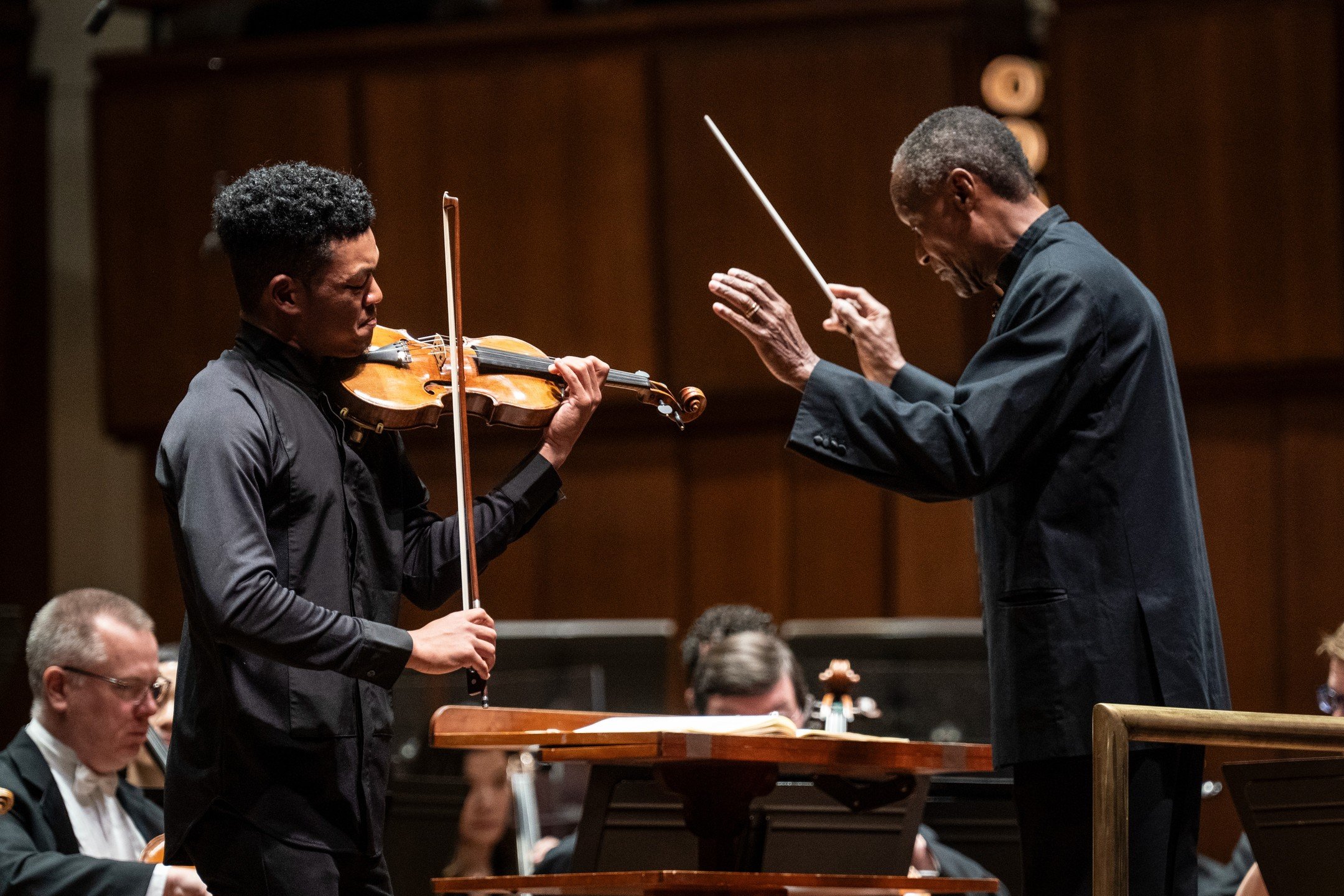 Randall Goosby @ItsGooz on stage with the National Symphony Orchestra @NatSymphonyDC and Thomas Wilkins performing Mendelssohn&rsquo;s Violin Concerto at the @KennedyCenter last night! 

📷: Scott Suchman