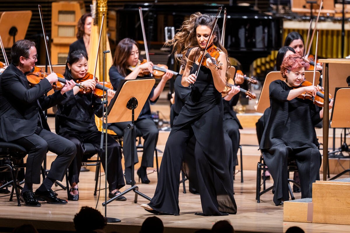 Glimpses of @NickyBenedettiOfficial performing @WyntonMarsalis&rsquo; Violin Concerto with the @NYPhilharmonic and @ConductorDavidRobertson at David Geffen Hall this past weekend!

📸: @chrisleephotonyc
