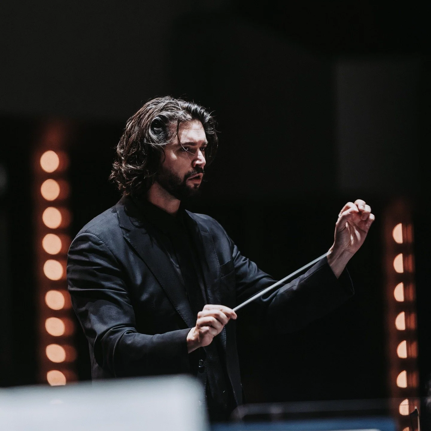 @ChristianReifConductor leading the National Arts Centre Orchestra @NAC.Cna with guitarist @PabloSainzVillegas on a program of Arturo M&aacute;rquez, Žebeljan and Mozart last week at Southam Hall!

📸: @_CurtisPerry