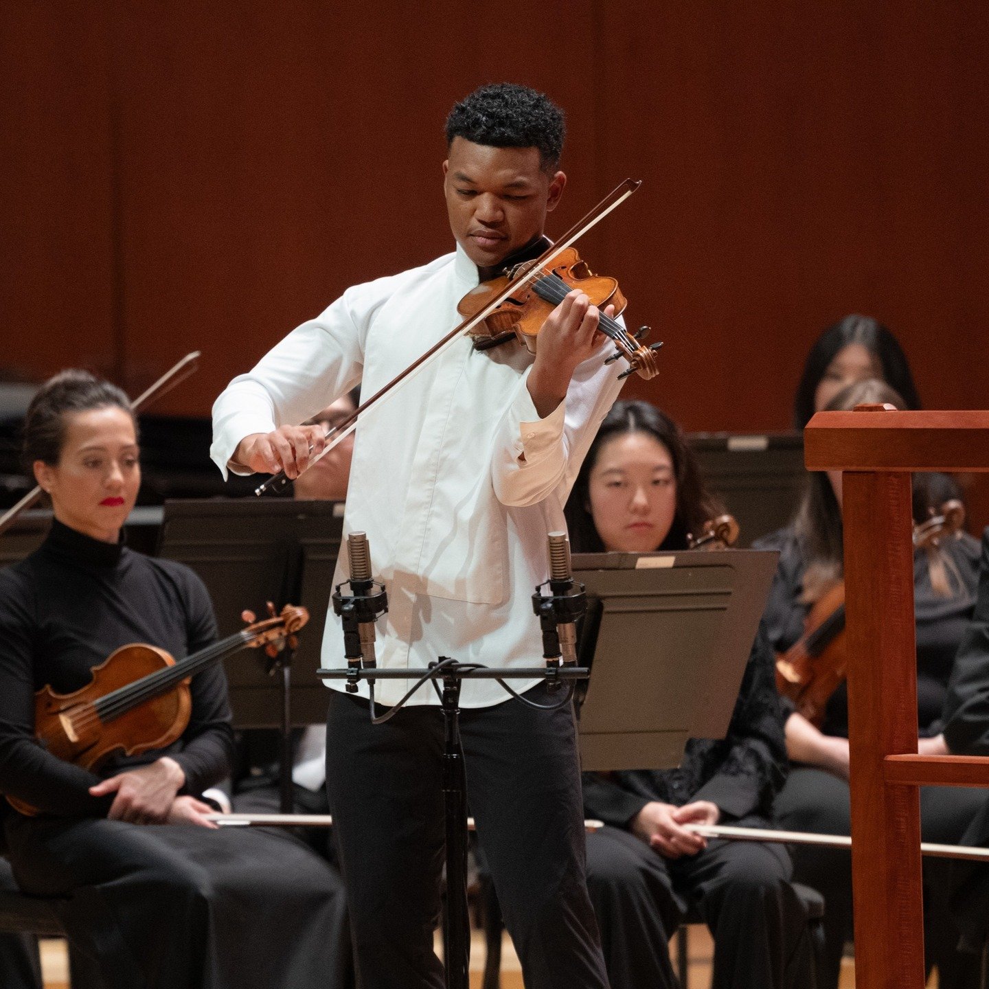Glimpses of Randall Goosby @ItsGooz performing Barber&rsquo;s Violin Concerto with the @AtlantaSymphony Orchestra and conductor @LeonardSlatkin at @ATLSymphonyHall last week!

📸: @RandLines