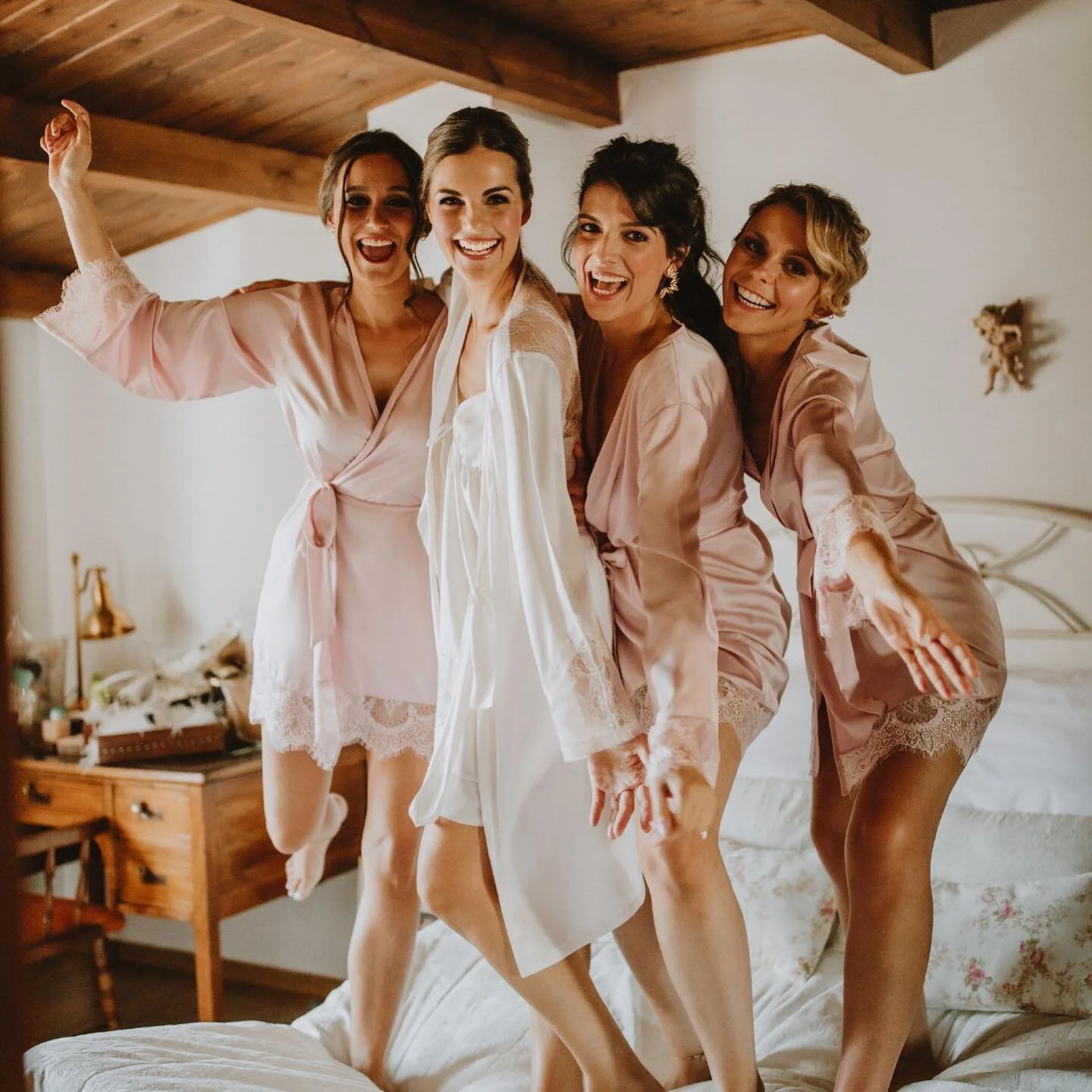 A T T I T U D E 💫

Risas y mucho buen rollo en los momentos previos. Paula y sus bridesmaids fueron lo m&aacute;s ✨

@factoria182
@mariabaraza
@baroestilistas
@beafloresmarques
@otouch_tocados 

#mariabernabeu #slowbeauty #noviamariabernabeu #mariab