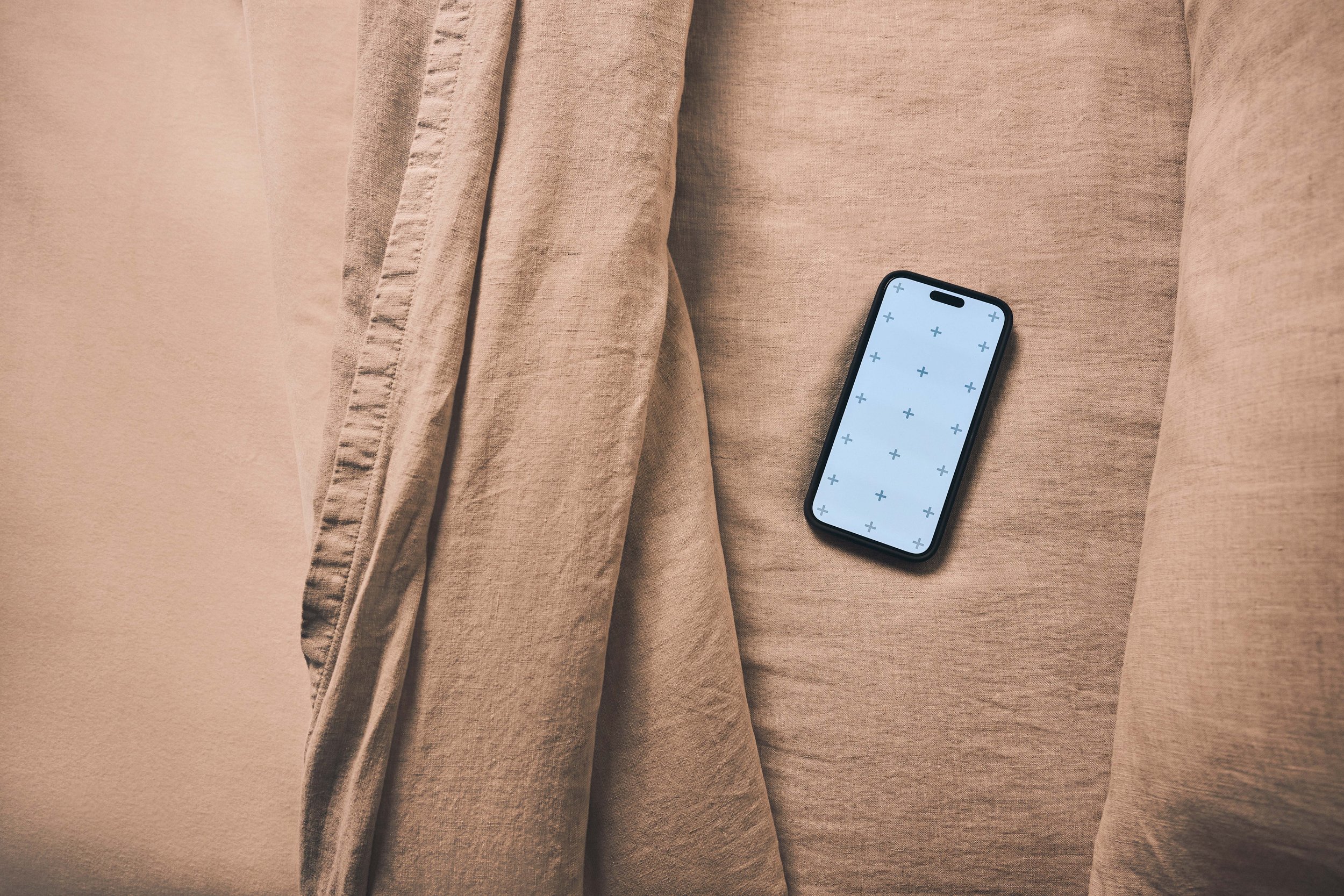 Louise Palmberg x Shot_11_Phone_CheckingApp_3206.jpg