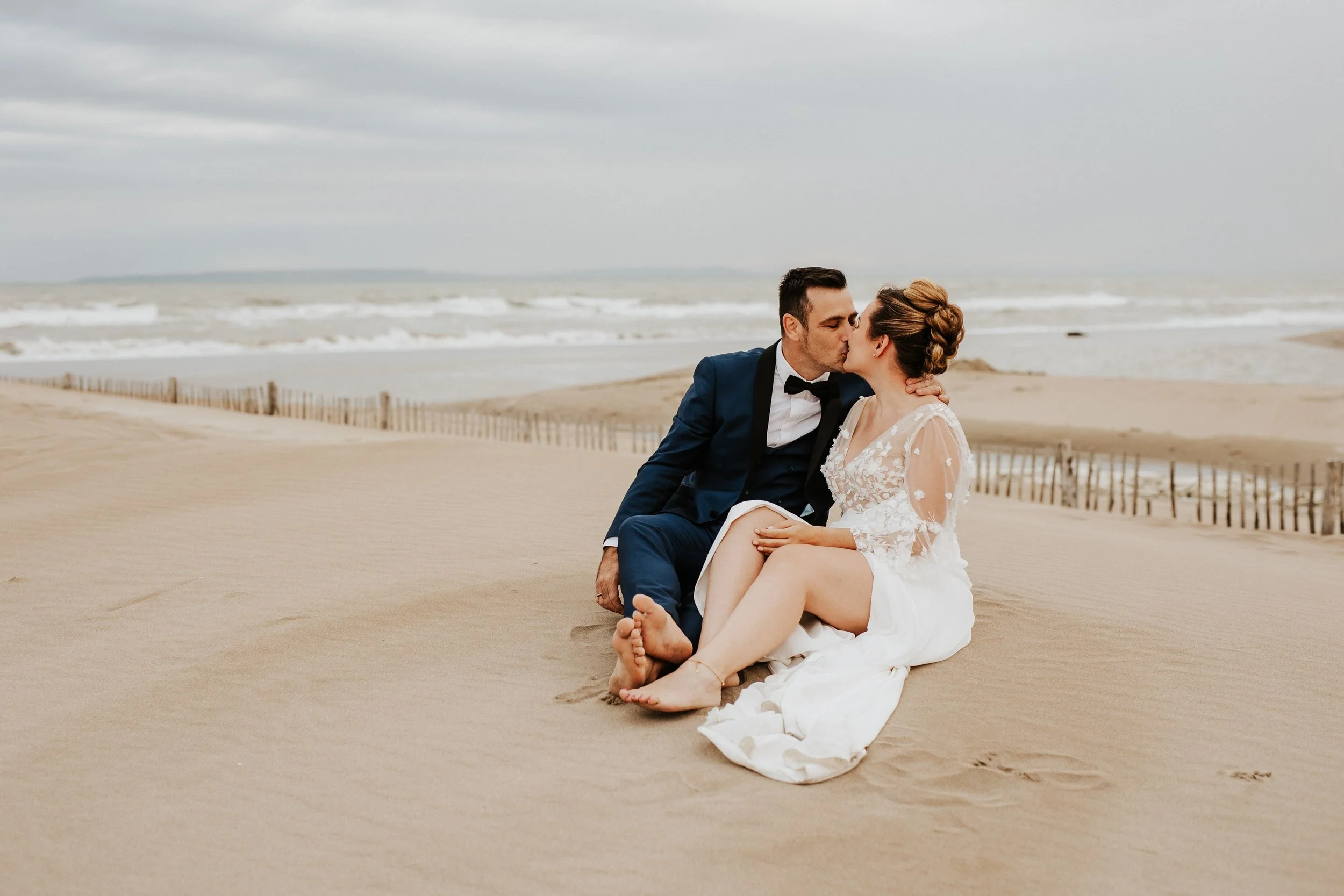photo d'un baiser assis dans le sable avec vue sur la mer méditerrannée près de montpellier