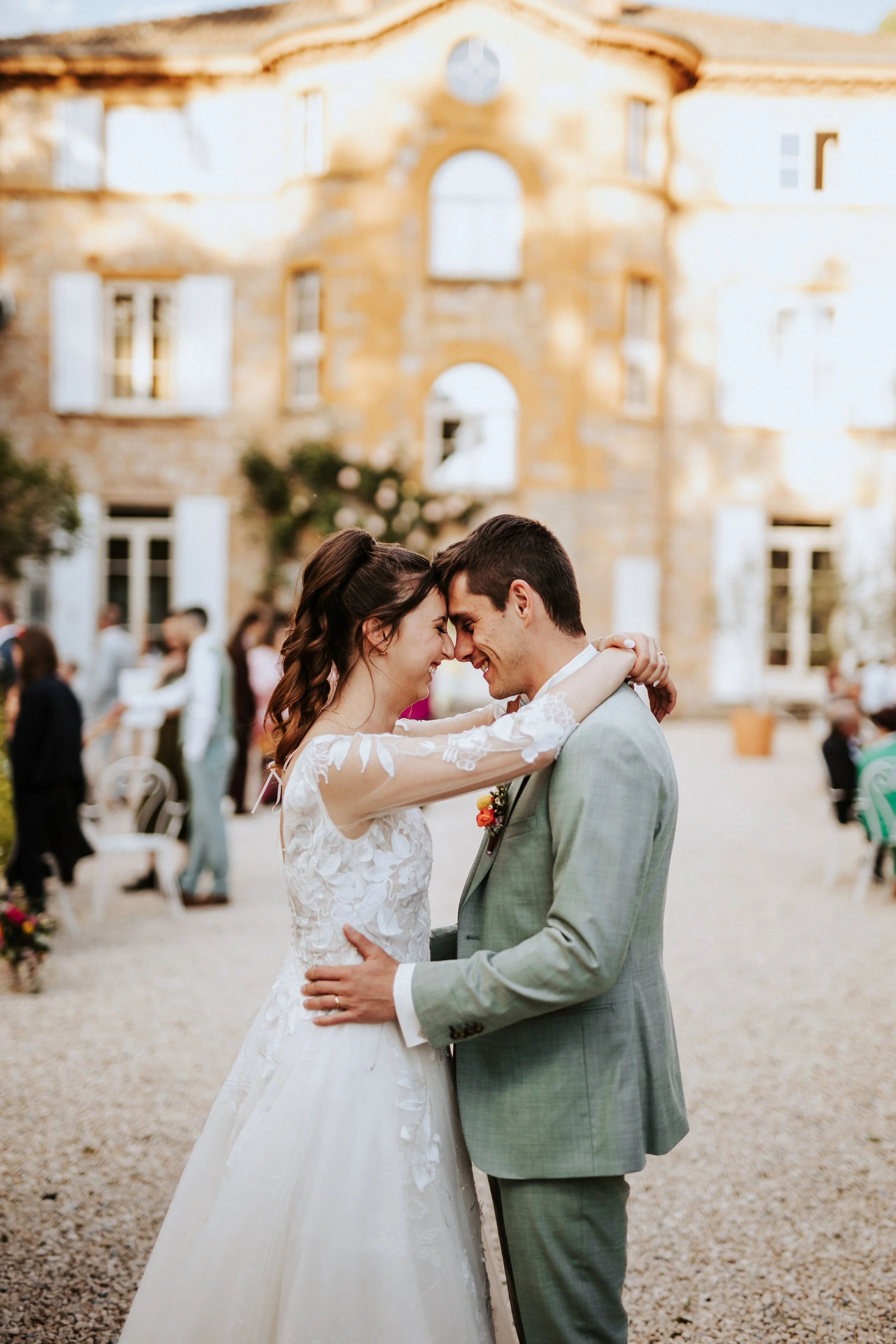 Photo de couple très heureux à l'entrée de la cour du domaine de tourieux près de Lyon