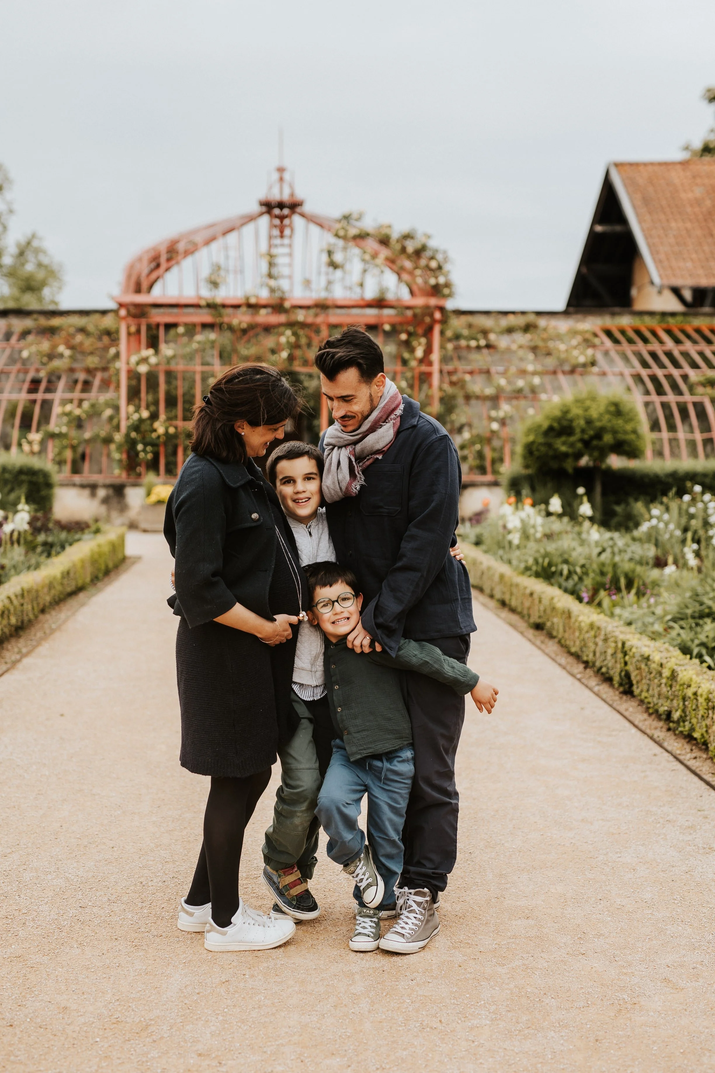 photo d'une famille attendant bébé lors de leur séance photos grossesse au parc de Lacroix Laval près de Lyon