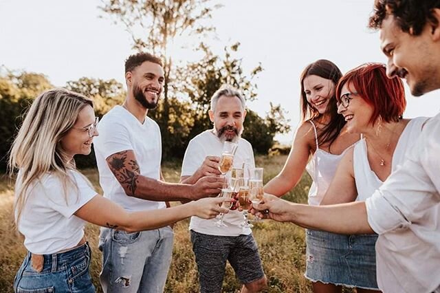 Boire le champagne au coucher de soleil dans les pr&eacute;s tout pr&egrave;s de ma maison et avoir la chance de photographier tous ces sourires...Gros coup de coeur pour cette s&eacute;ance que j'ai h&acirc;te de vous montrer sur le blog!

C'est aus