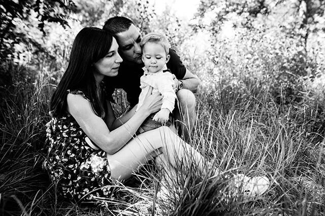 Retrouver ces trois l&agrave; dans la nature apr&egrave;s tout ce temps...quelle joie de pouvoir enfin rencontrer Martin qui est n&eacute; quelques semaines avant que je ne devienne maman!💙 #photographedefamille #photographelyon #lyon #rhonealpes #p