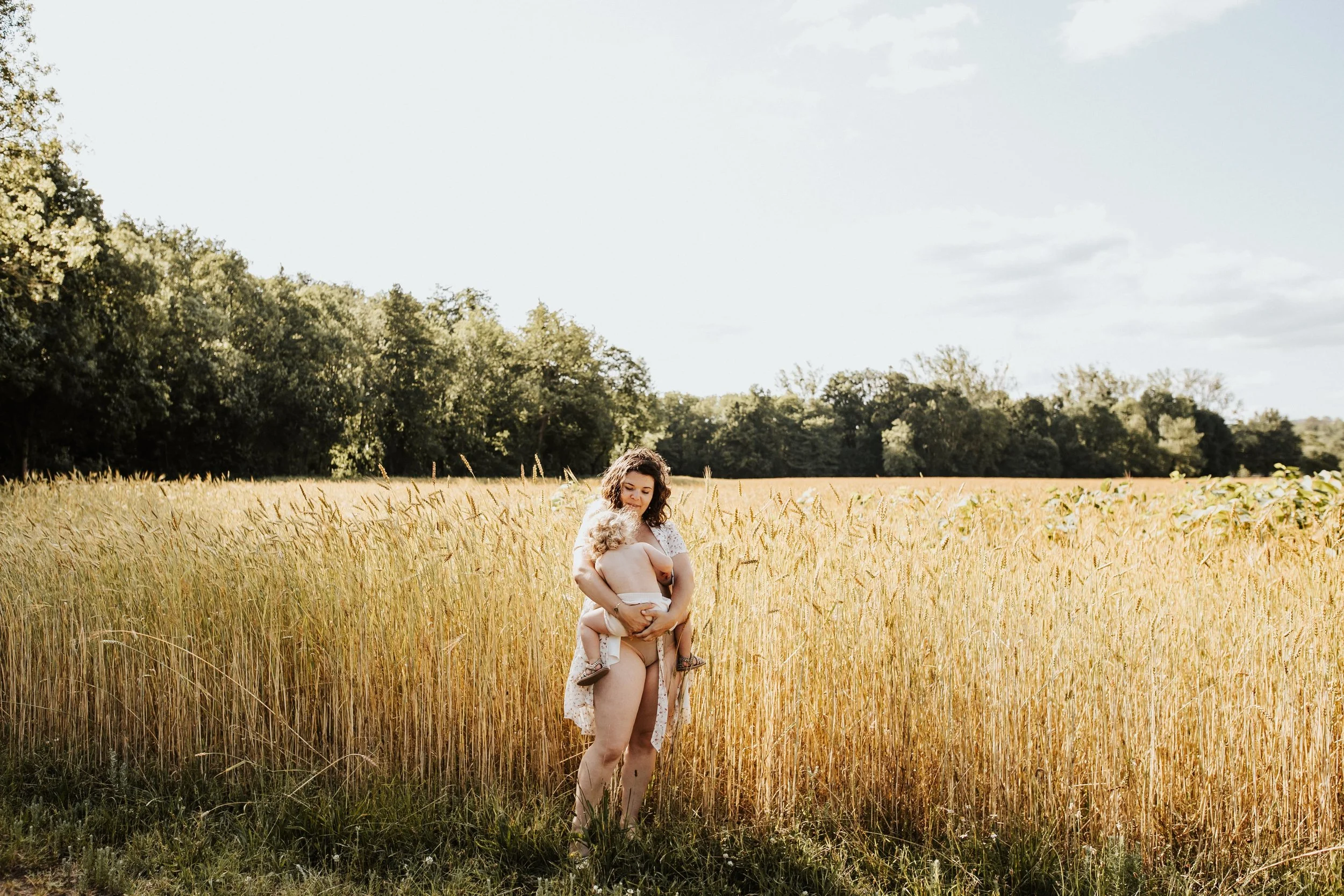 photo de moment calin maman-bébé devant un champs de blé doré dans le beaujolais