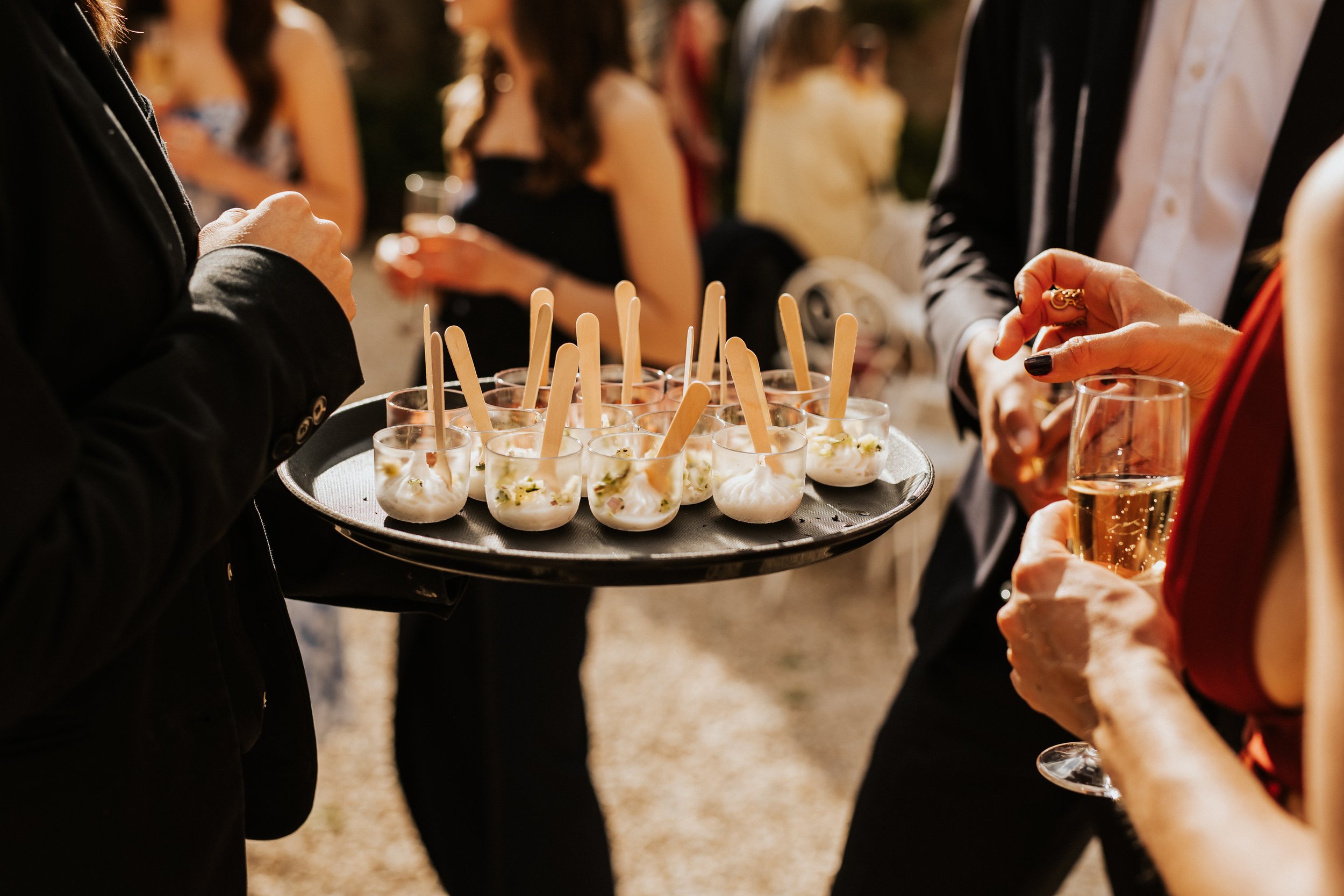 photo des petite bouchées du traiteur del forno pendant le cocktail du mariage dans le cour du domaine de tourieux dans le beaujolais