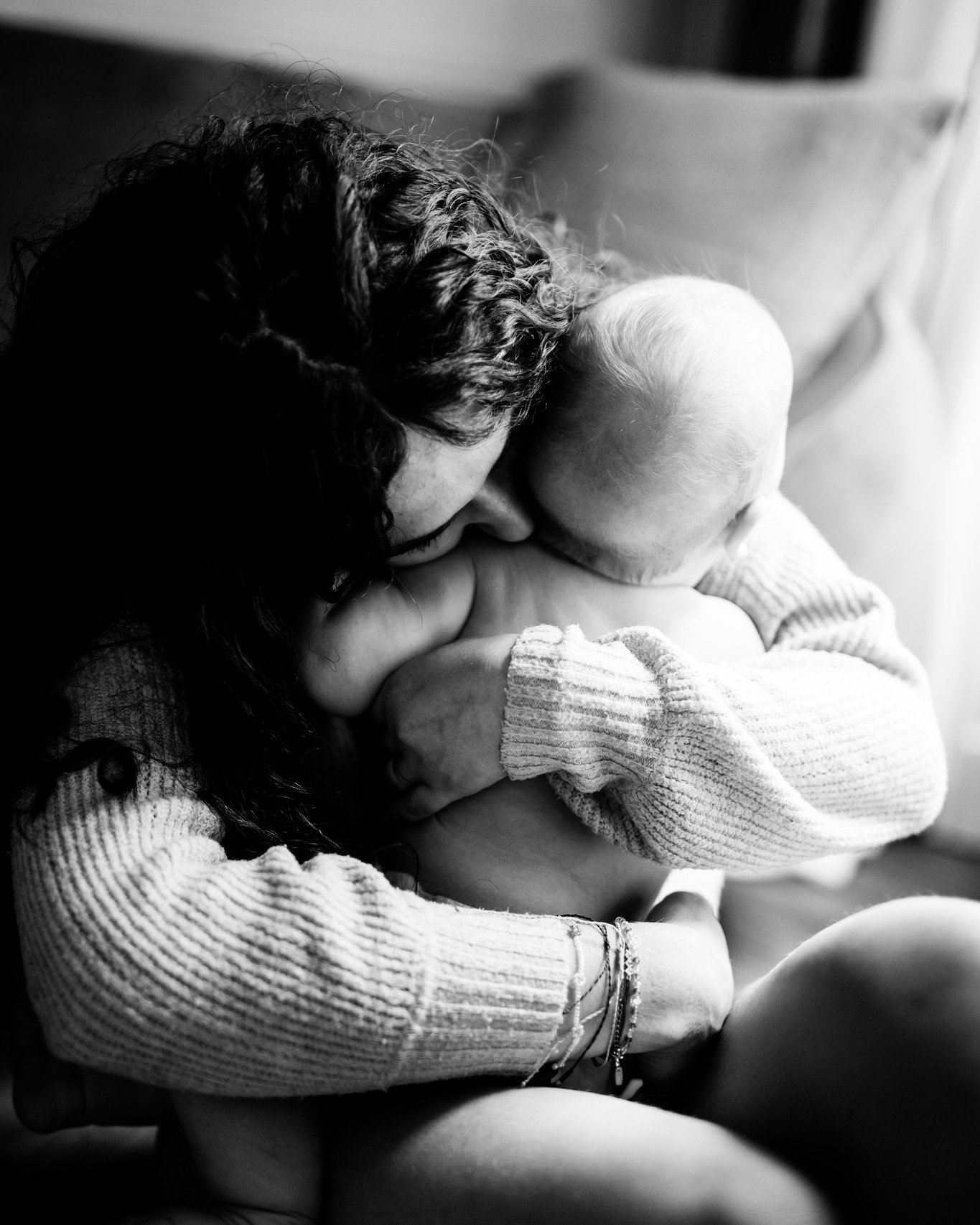 Ces instants-l&agrave;&hellip;Ceux o&ugrave; le temps semble s&rsquo;arr&ecirc;ter.
O&ugrave; tout ce qui compte, c&rsquo;est ce lien. Ce lien si fort, si instinctif, entre une maman et son b&eacute;b&eacute;. 🤍
Pas besoin de mots quand tout passe d