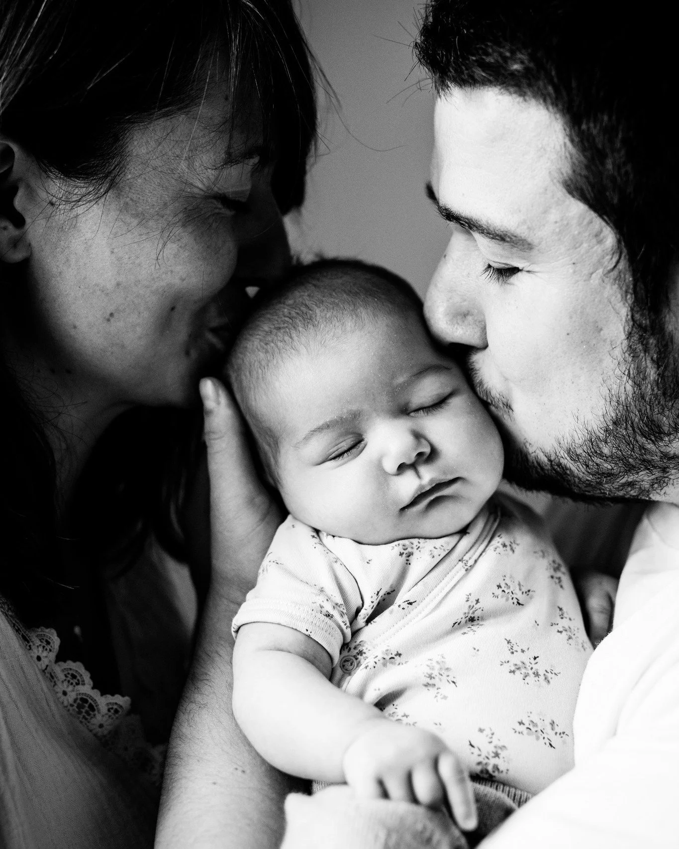 #✨ Une douce matin&eacute;e &agrave; la maison ✨
J&rsquo;ai eu la chance de retrouver cette jolie famille que je connais bien &mdash; apr&egrave;s plusieurs s&eacute;ances photo, me voil&agrave; de retour aupr&egrave;s d&rsquo;eux pour immortaliser l